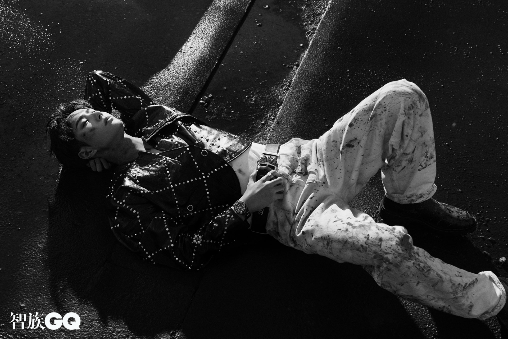 Đăng bộ ảnh thời trang mới, Vương Nhất Bác bị netizen ép bỏ nghề: Nguyên do vô lý nhất rất thuyết phục?