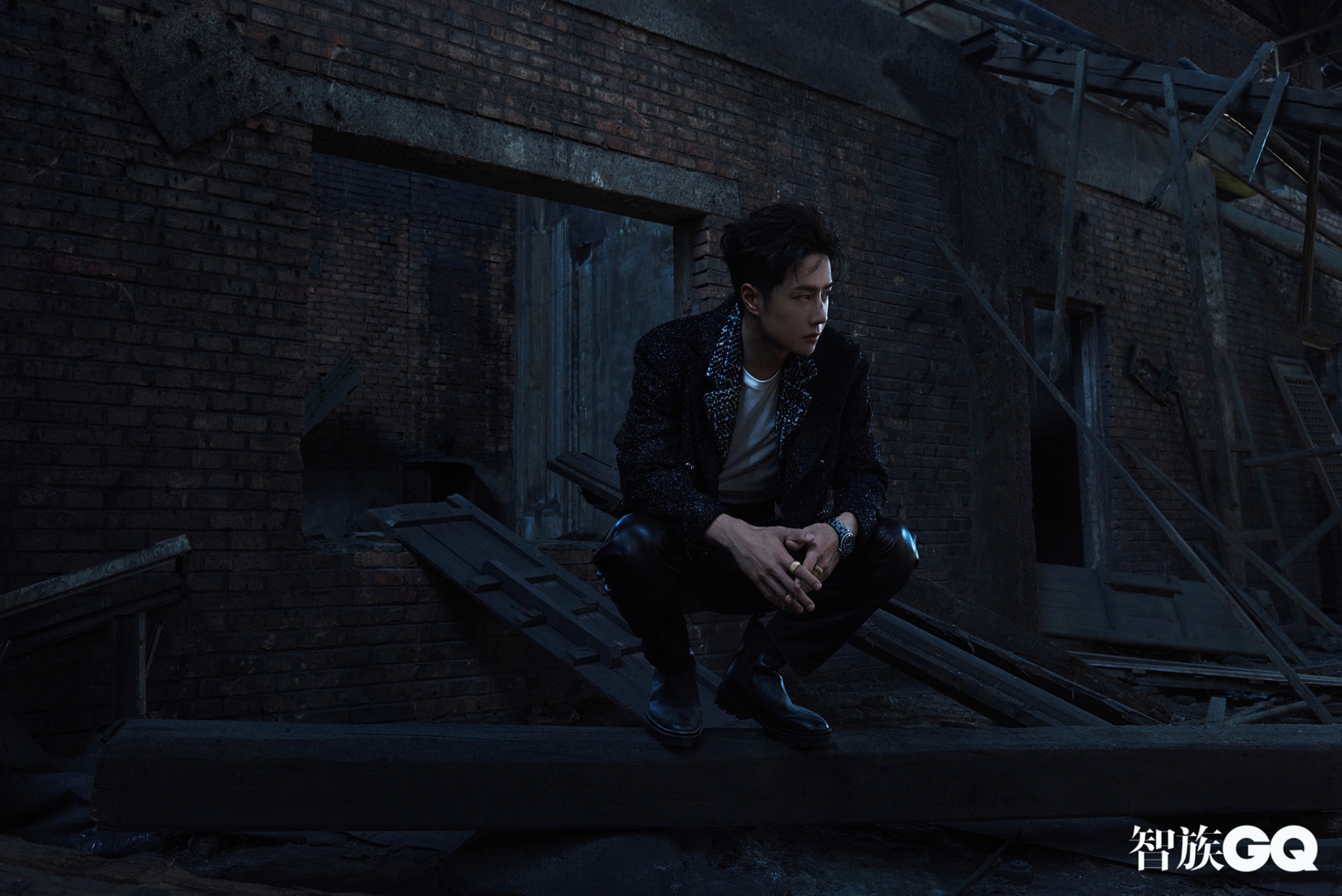 Bộ ảnh mang đến nét phá cách, bụi phụ, Vương Nhất Bác chìm đắm trong không gian thời gian