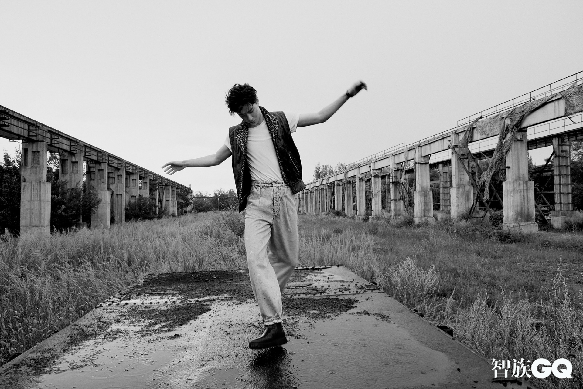 Thần thái, vóc dáng, ngoại hình này không đi làm model thì hơi phí