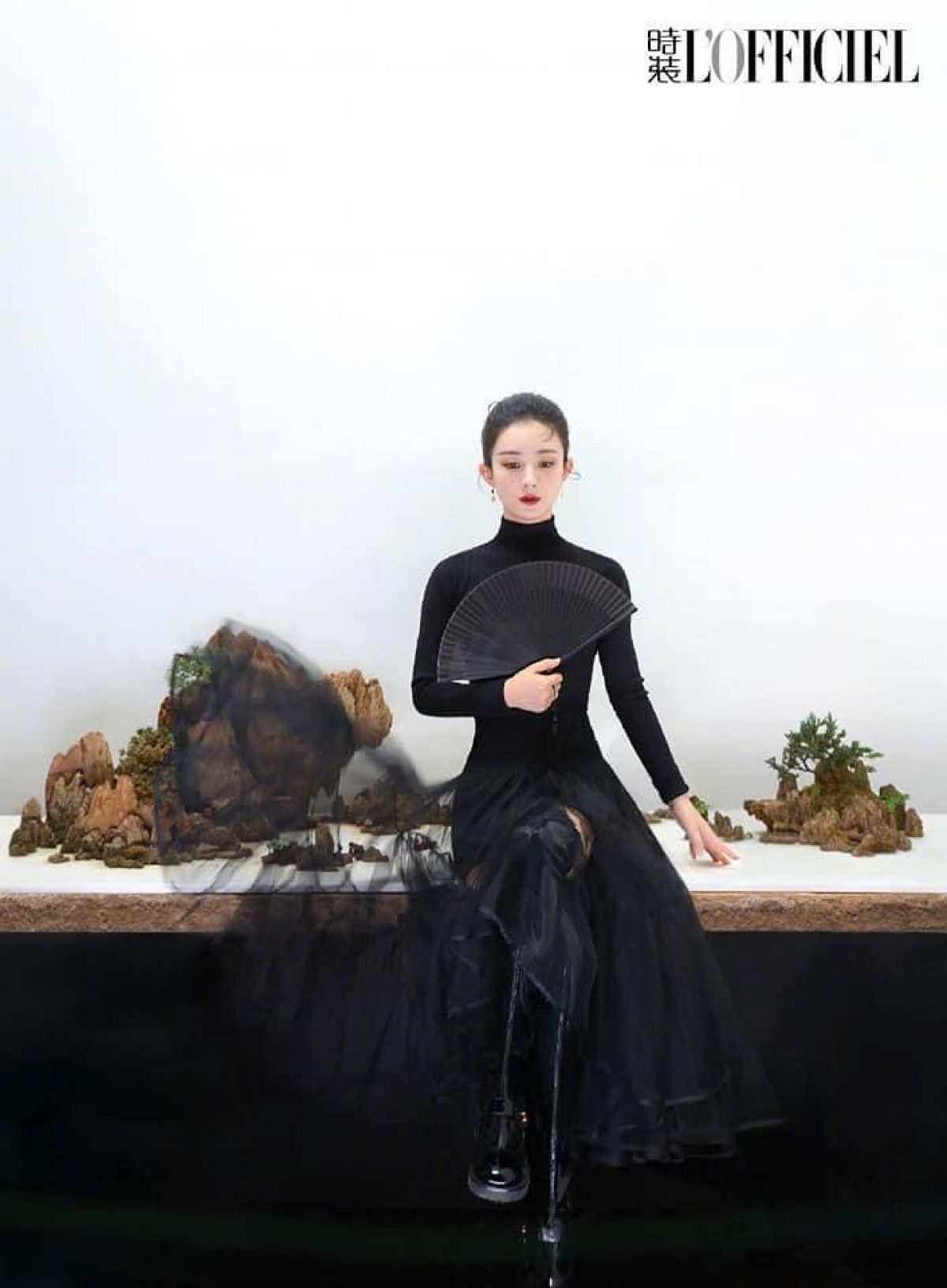 Triệu Lệ Dĩnh tuy không quá sắc sảo nhưng ở cô vẫn duy trì được sức hút mãnh liệt. Hai mí mắt đều đặn chỉ cần 'thêm thắt' chút màu là người đẹp có ngay combo xinh bất bại rồi