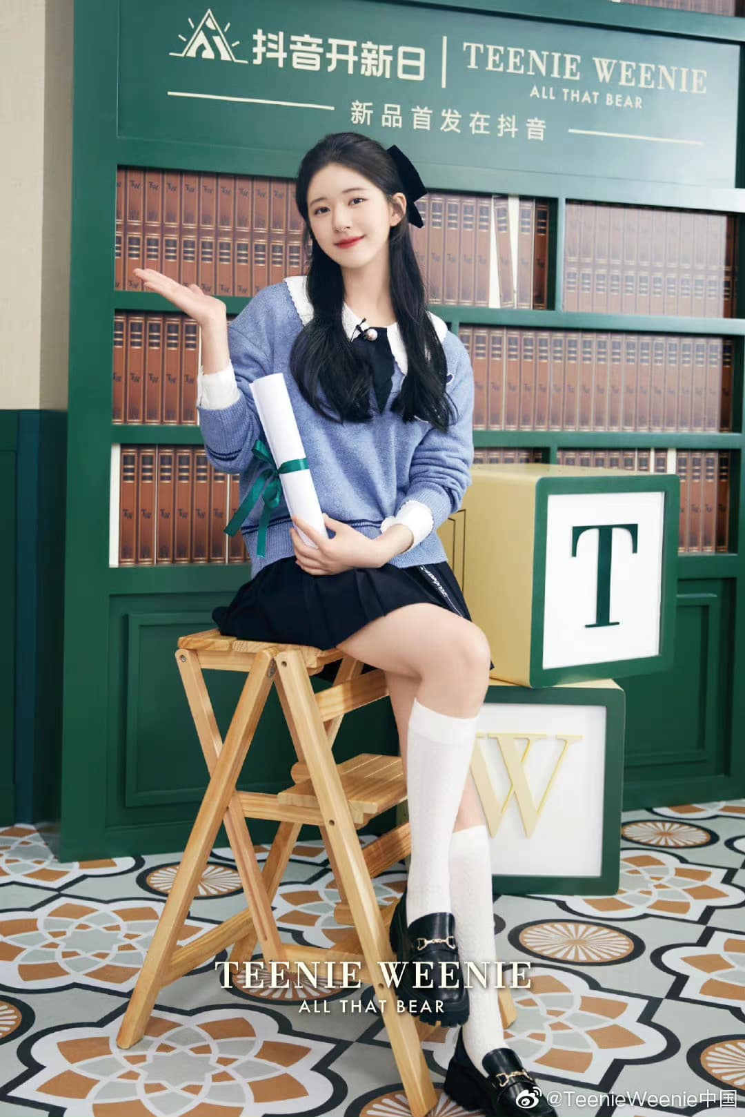 Tuy dính phải nhiều ồn ào liên quan đến tính cách, nhưng không thể phủ nhận được nhan sắc 'hiếm có khó tìm' của Triệu Lộ Tư. Mỹ nhân sinh năm 1998 được dân tình đánh giá ngày càng thăng hạng visual