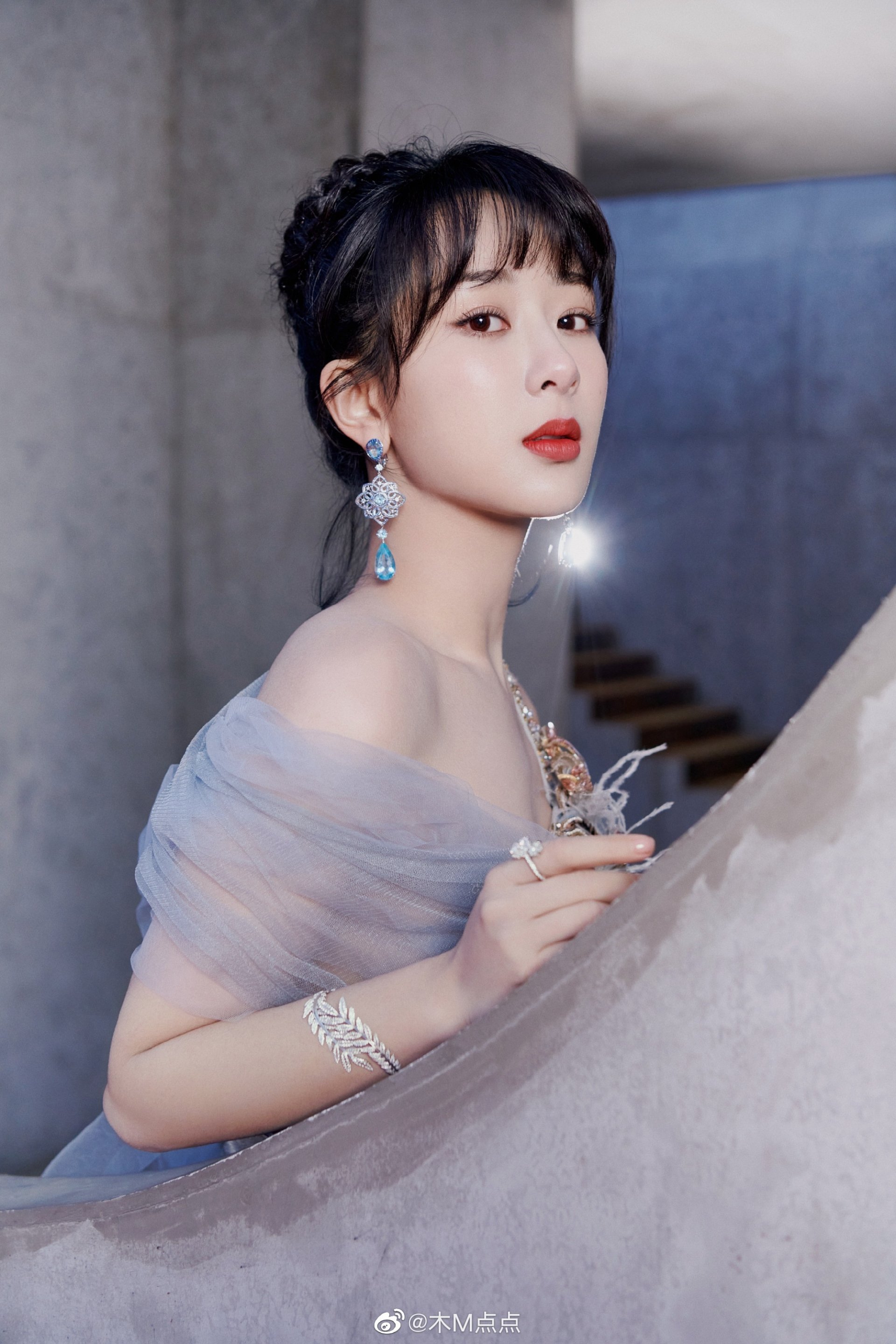 Đôi mắt Dương Tử được ví như mặt nước mùa thu trong veo