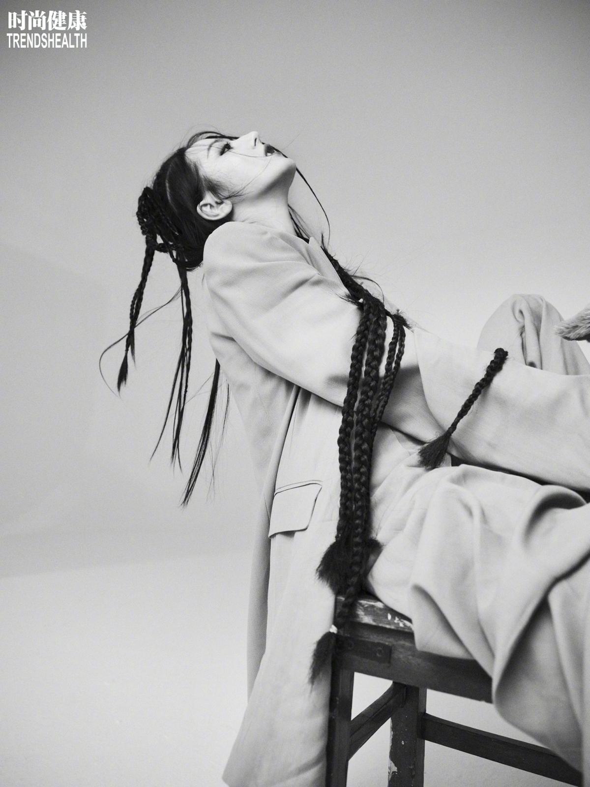 Địch Lệ Nhiệt Ba đậu Học viện Hý kịch Thượng Hải vượt qua điểm chuẩn tới 241. Thời điểm học THPT mỹ nhân Tân Cương được đánh giá là cô bạn cá tính nhất trường, tuy có chút ngổ ngáo nhưng thành tích của cô vẫn luôn đàm bảo