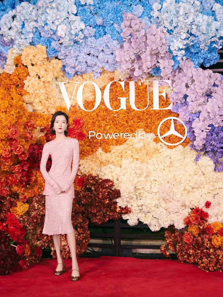 Đỗ Quyên khiến fan hâm mộ lo 'sốt vó' vì vóc dáng gầy gò đáng báo động, việc kết hợp đôi giày 'lạc quẻ' khiến visual trông trở nên thô kệch