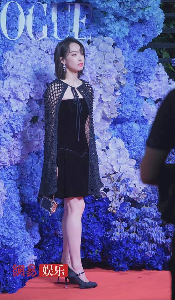 Tống Thiến tạo điểm nhấn với áo khoác dạng lưỡi, túi hộp siêu đắt đỏ