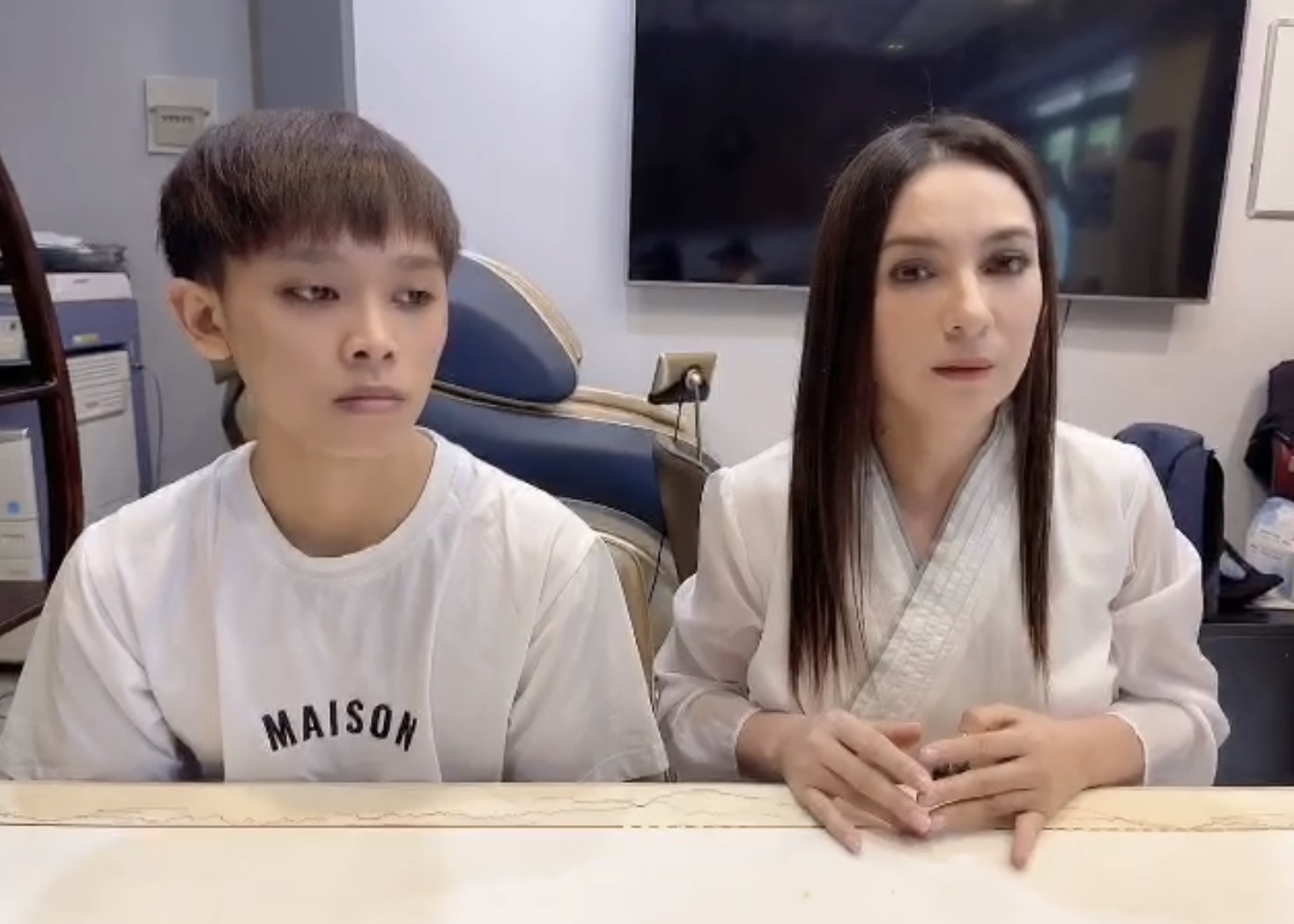 Dân mạng phát hiện ra chi tiết đặc biệt trong mỗi lần xuất hiện của Hồ Văn Cường 6 Dân mạng phát hiện ra chi tiết đặc biệt trong mỗi lần xuất hiện của Hồ Văn Cường 6