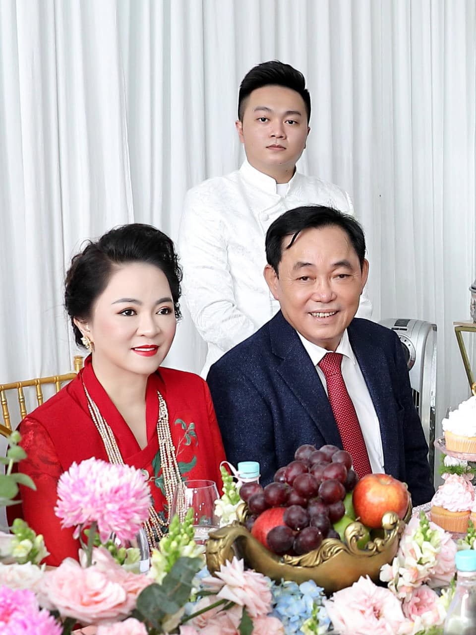 Hé lộ người được dân mạng tin tưởng sẽ thay thế bà Phương Hằng 'dẹp loạn', đến ông Dũng lò vôi cùng phải 'nịnh' hót 2 Hé lộ người được dân mạng tin tưởng sẽ thay thế bà Phương Hằng 'dẹp loạn', đến ông Dũng lò vôi cùng phải 'nịnh' hót 2