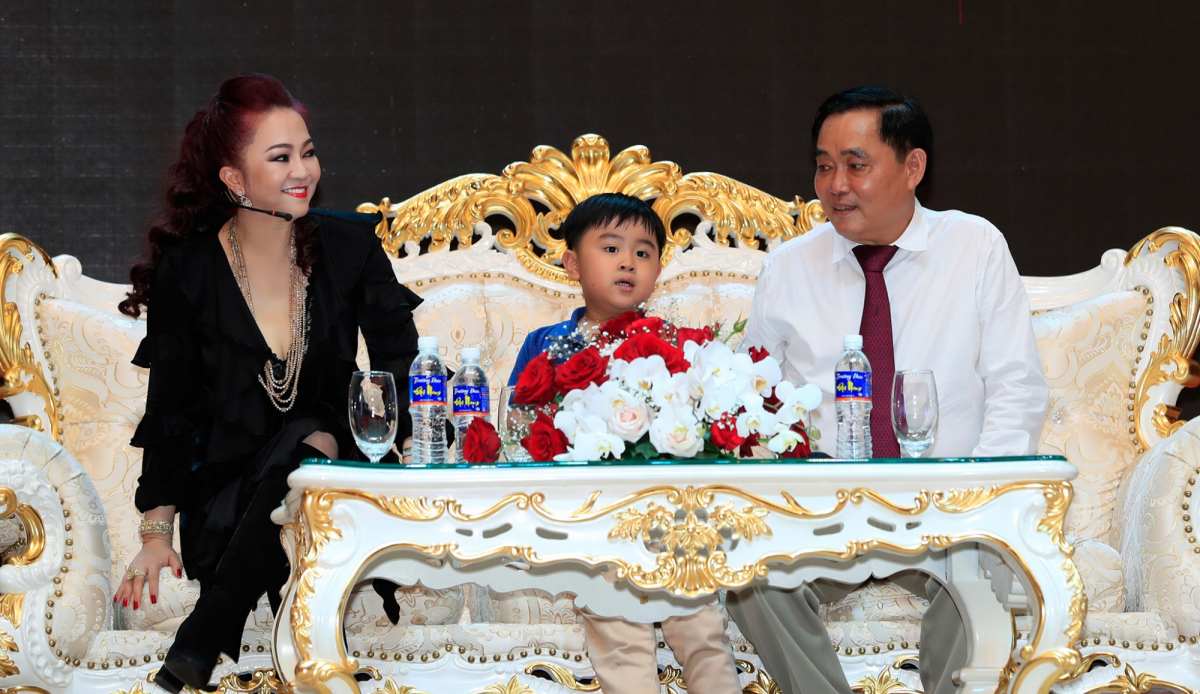 Hé lộ người được dân mạng tin tưởng sẽ thay thế bà Phương Hằng 'dẹp loạn', đến ông Dũng lò vôi cùng phải 'nịnh' hót 6 Hé lộ người được dân mạng tin tưởng sẽ thay thế bà Phương Hằng 'dẹp loạn', đến ông Dũng lò vôi cùng phải 'nịnh' hót 6