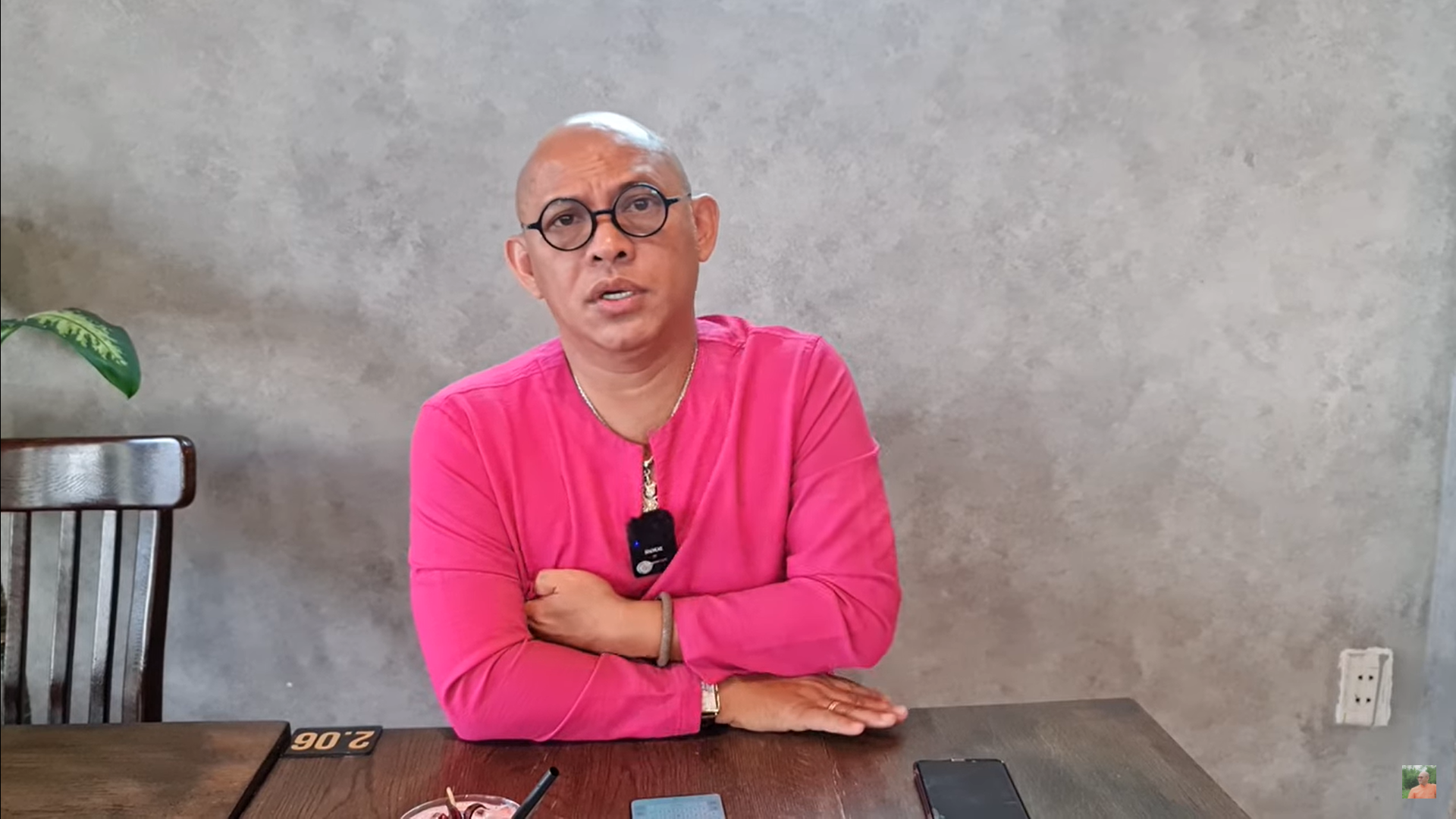 'Đại náo' cả Vbiz, nhưng bà Phương Hằng vẫn bị một 'thế lực' 'dập tơi tả' 4 'Đại náo' cả Vbiz, nhưng bà Phương Hằng vẫn bị một 'thế lực' 'dập tơi tả' 4