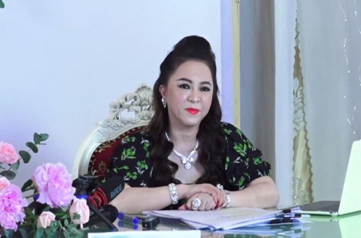 NÓNG: Vy Oanh đệ đơn yêu cầu khởi tố CEO Nguyễn Phương Hằng 3 NÓNG: Vy Oanh đệ đơn yêu cầu khởi tố CEO Nguyễn Phương Hằng 3
