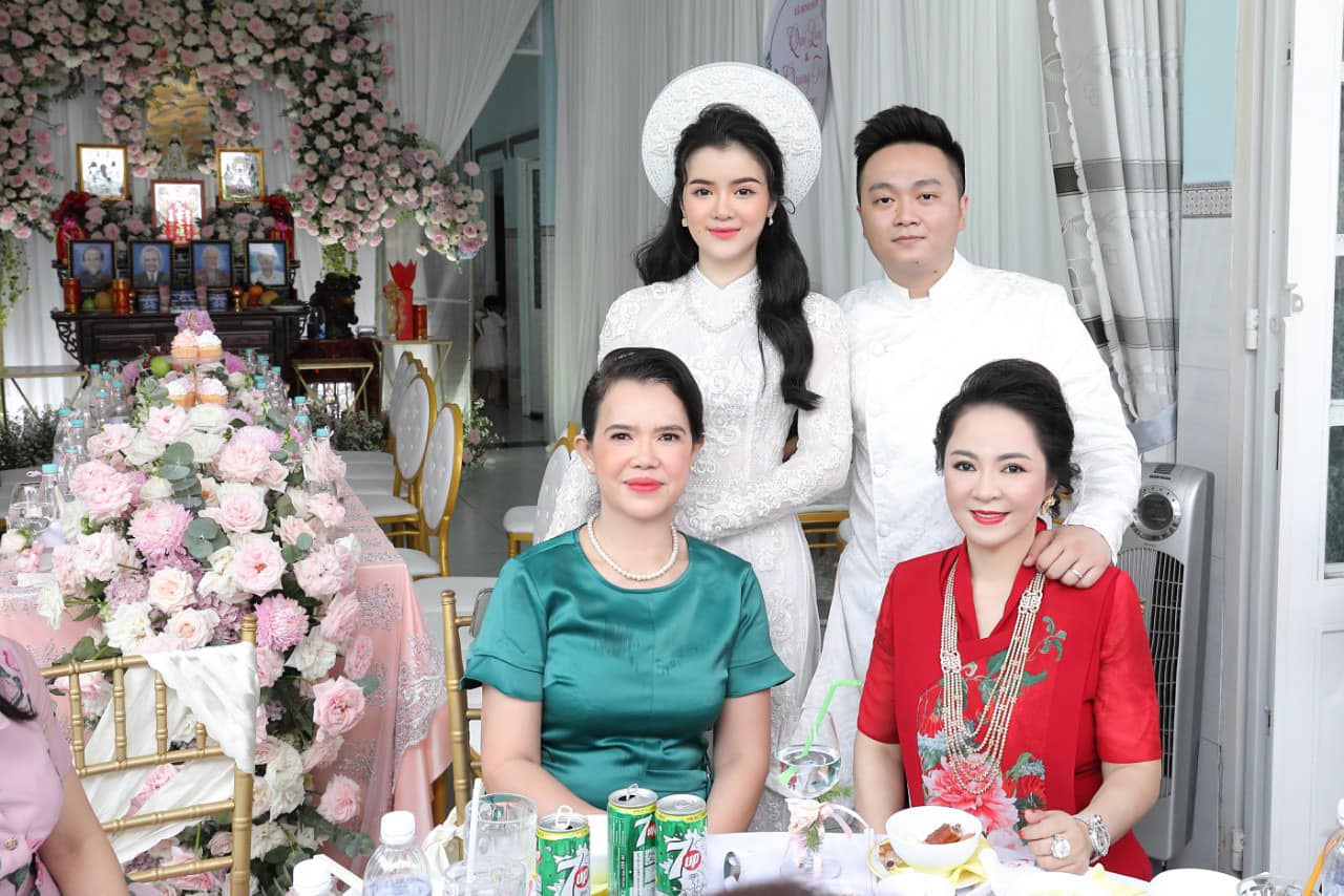 Hào nhoáng, ăn nói đanh thép trên MXH, nhưng bà Phương Hằng vẫn có 'điểm yếu' không bao giờ nhắc tới 6 Hào nhoáng, ăn nói đanh thép trên MXH, nhưng bà Phương Hằng vẫn có 'điểm yếu' không bao giờ nhắc tới 6