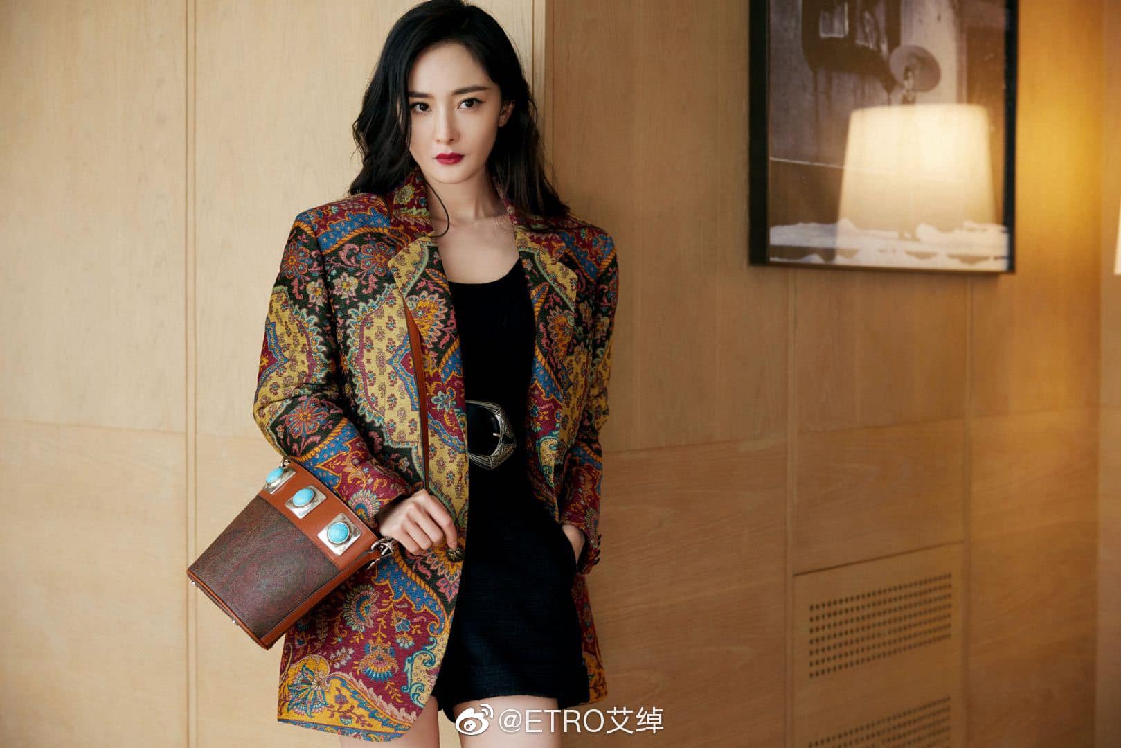 Bị 'hắc' thê thảm, Dương Mịch dằn mặt antifan chỉ bằng một câu: Thâm thôi chưa đủ còn EQ cao ngất ngưởng - Ảnh 3 Bị 'hắc' thê thảm, Dương Mịch dằn mặt antifan chỉ bằng một câu: Thâm thôi chưa đủ còn EQ cao ngất ngưởng - Ảnh 3