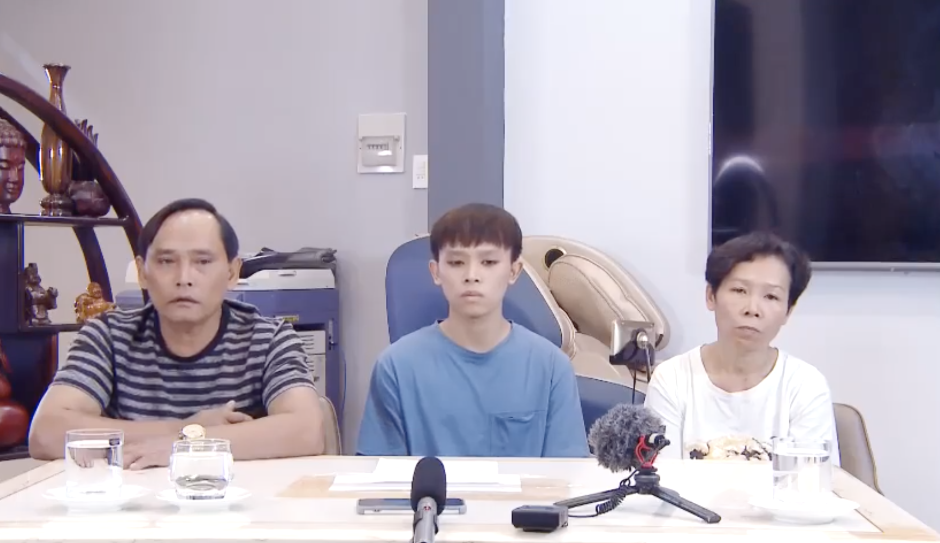 Hồ Văn Cường xuất hiện cùng bố mẹ ruột khi ồn ào cát xê mới nổ ra. Ảnh: Internet Hồ Văn Cường xuất hiện cùng bố mẹ ruột khi ồn ào cát xê mới nổ ra. Ảnh: Internet