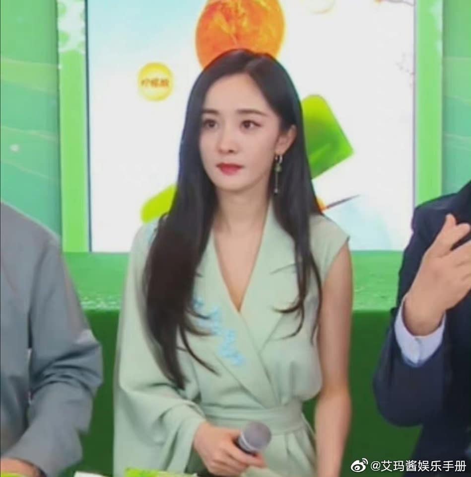 Được mệnh danh là nữ hoàng quảng cáo, lịch trình tháng này của Dương Mịch khá dày đặc. Dễ dàng nhận thấy, dù rời ra phần mềm chỉnh sửa ảo diệu bà mẹ một con vẫn khẳng định được nhan sắc cùng thần thái hoàn hảo.