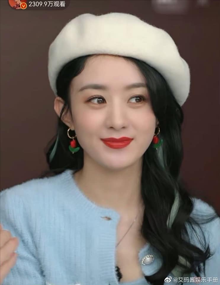 Triệu Lệ Dĩnh diện mũ nồi, tạo điểm nhấn với khuyên tai hình hoa cực kỳ đáng yêu. Nhan sắc của cô ngày càng mặn mà theo thời gian.