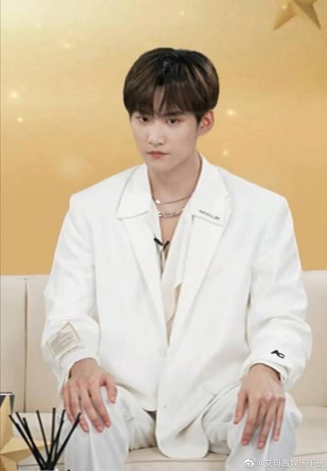 Là một ngôi sao mới nổi nhưng Châu Kha Vũ luôn chăm chút cho ngoại hình của mình, trong sự kiện mới đây nam ngôi sao hóa hoàng tử khi diện set vest trắng. Gương mặt góc cạnh cùng thần thái hút hồn, bảo sao fan không mê không được.