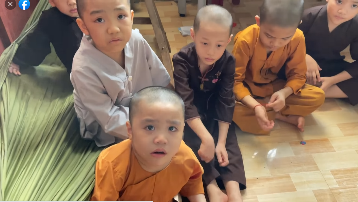 Bà Phương Hằng chưa kịp xuống xe, người Tịnh Thất Bồng Lai đã 'nhột', dân tình tìm ra điểm bất thường? 4 Bà Phương Hằng chưa kịp xuống xe, người Tịnh Thất Bồng Lai đã 'nhột', dân tình tìm ra điểm bất thường? 4