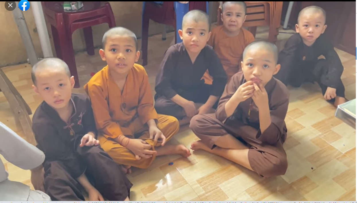 Bà Phương Hằng chưa kịp xuống xe, người Tịnh Thất Bồng Lai đã 'nhột', dân tình tìm ra điểm bất thường? 3 Bà Phương Hằng chưa kịp xuống xe, người Tịnh Thất Bồng Lai đã 'nhột', dân tình tìm ra điểm bất thường? 3