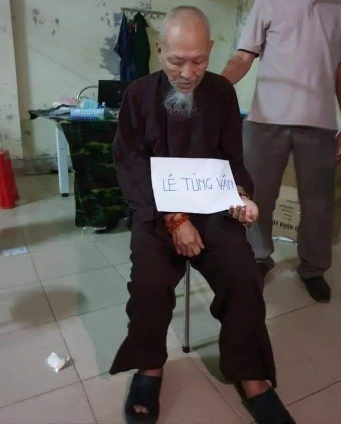 MXH chấn động trước hình ảnh người đứng đầu Tịnh Thất Bồng Lai bị còng tay hậu bà Phương Hằng réo tên, sự thật là gì? 2 MXH chấn động trước hình ảnh người đứng đầu Tịnh Thất Bồng Lai bị còng tay hậu bà Phương Hằng réo tên, sự thật là gì? 2