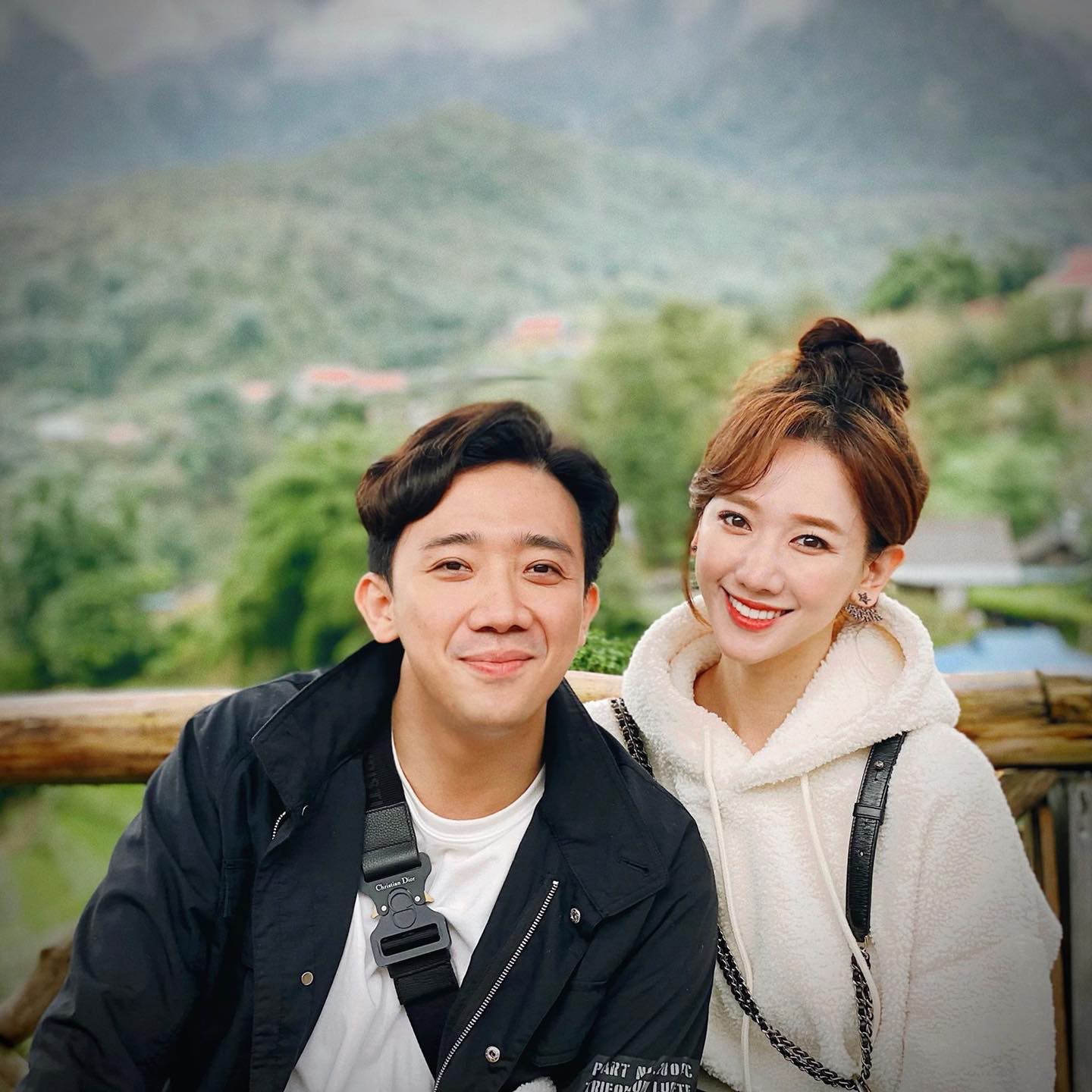 Chỉ 1 cử chỉ, cánh săn ảnh phơi bày tình cảm thật của Trấn Thành - Hari Won, có ‘tan tành’ như dân mạng đồn đoán 4 Chỉ 1 cử chỉ, cánh săn ảnh phơi bày tình cảm thật của Trấn Thành - Hari Won, có ‘tan tành’ như dân mạng đồn đoán 4