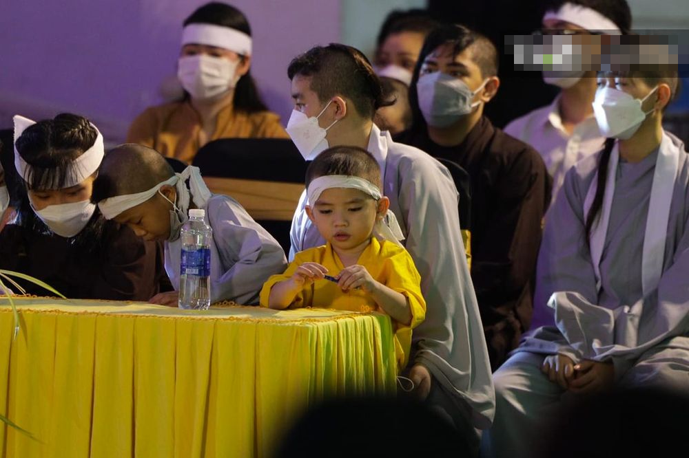 Nỗi đau nhưng giằng xé lên gấp bội khi công chúng chứng kiến hình ảnh những đứa con thơ ánh mắt thất thần hướng về di ảnh mẹ. Ảnh: VieZ Nỗi đau nhưng giằng xé lên gấp bội khi công chúng chứng kiến hình ảnh những đứa con thơ ánh mắt thất thần hướng về di ảnh mẹ. Ảnh: VieZ