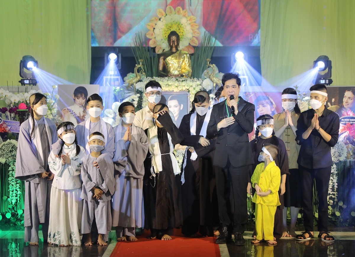 Ngọc Sơn ngậm ngủi phát biểu tại buổi lễ đồng thời trao tặng 500 triệu đồng hỗ trợ các con nuôi. Ảnh: Internet Ngọc Sơn ngậm ngủi phát biểu tại buổi lễ đồng thời trao tặng 500 triệu đồng hỗ trợ các con nuôi. Ảnh: Internet