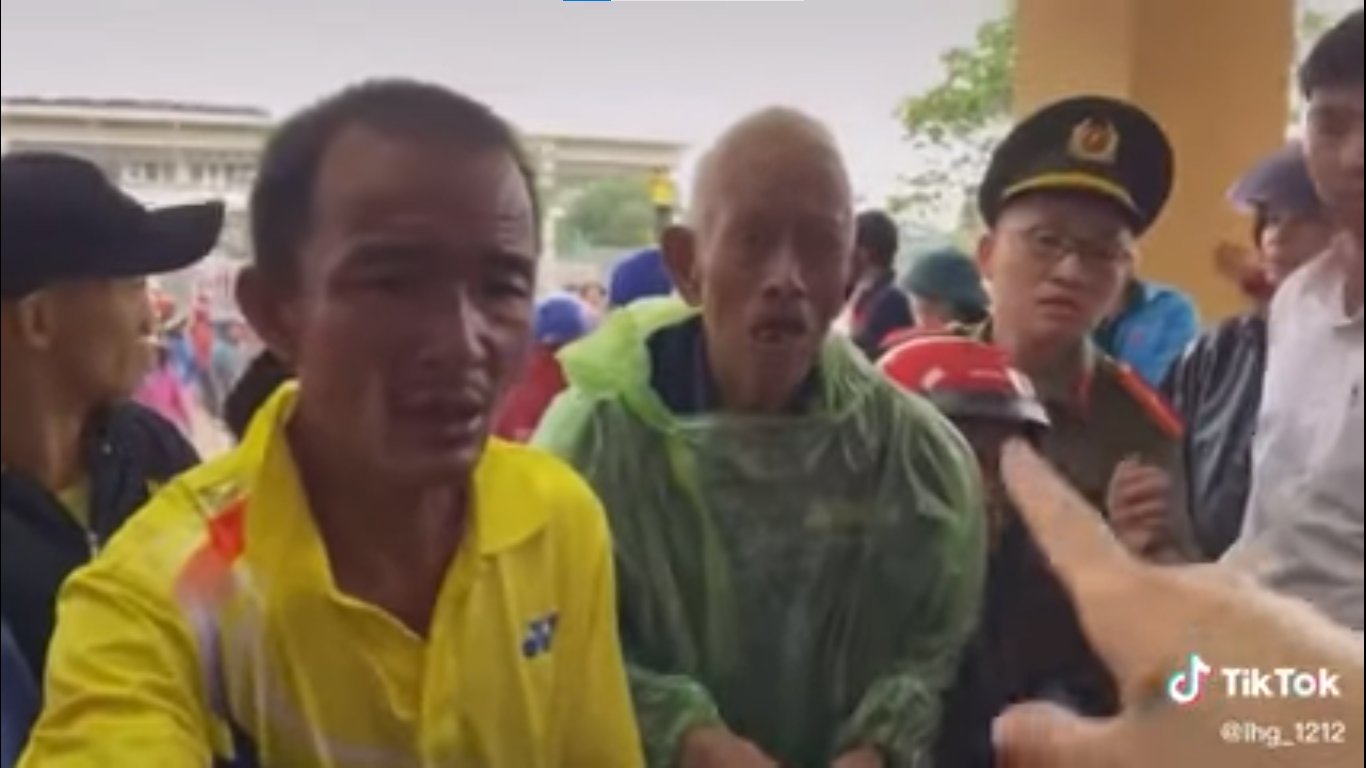 Thủy Tiên bất ngờ bị lôi lại chuyện đi phát quà từ thiện 3 Thủy Tiên bất ngờ bị lôi lại chuyện đi phát quà từ thiện 3