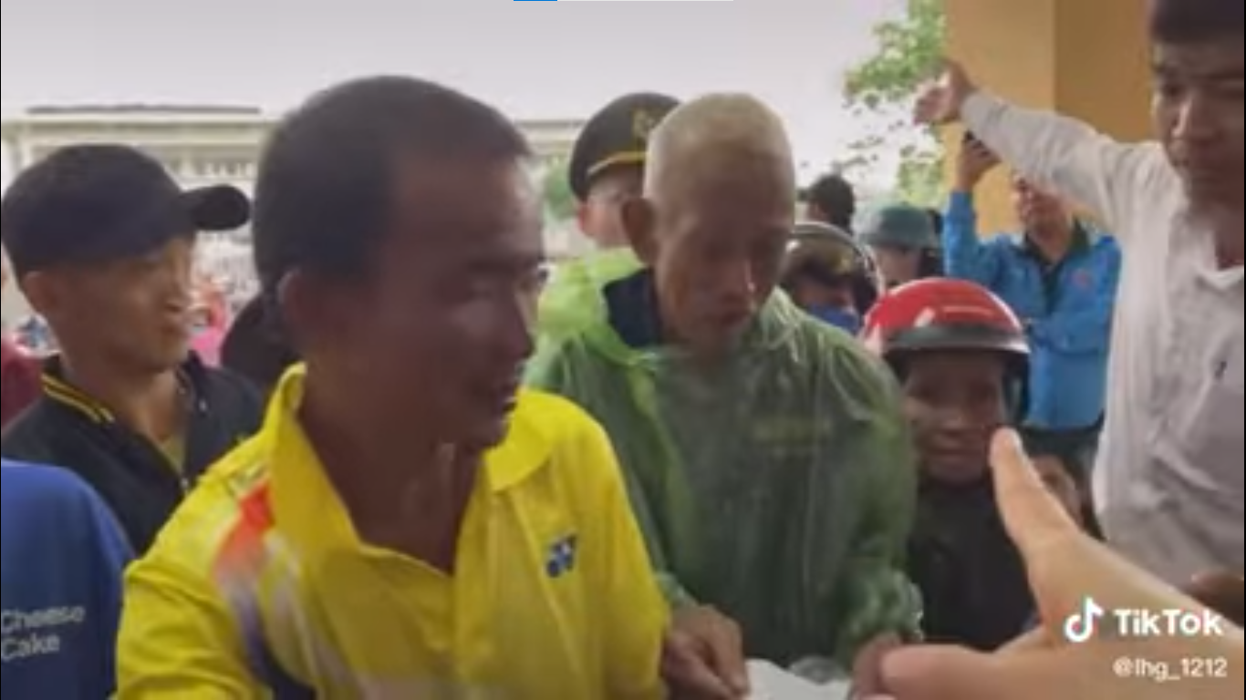 Thủy Tiên bất ngờ bị lôi lại chuyện đi phát quà từ thiện 2 Thủy Tiên bất ngờ bị lôi lại chuyện đi phát quà từ thiện 2
