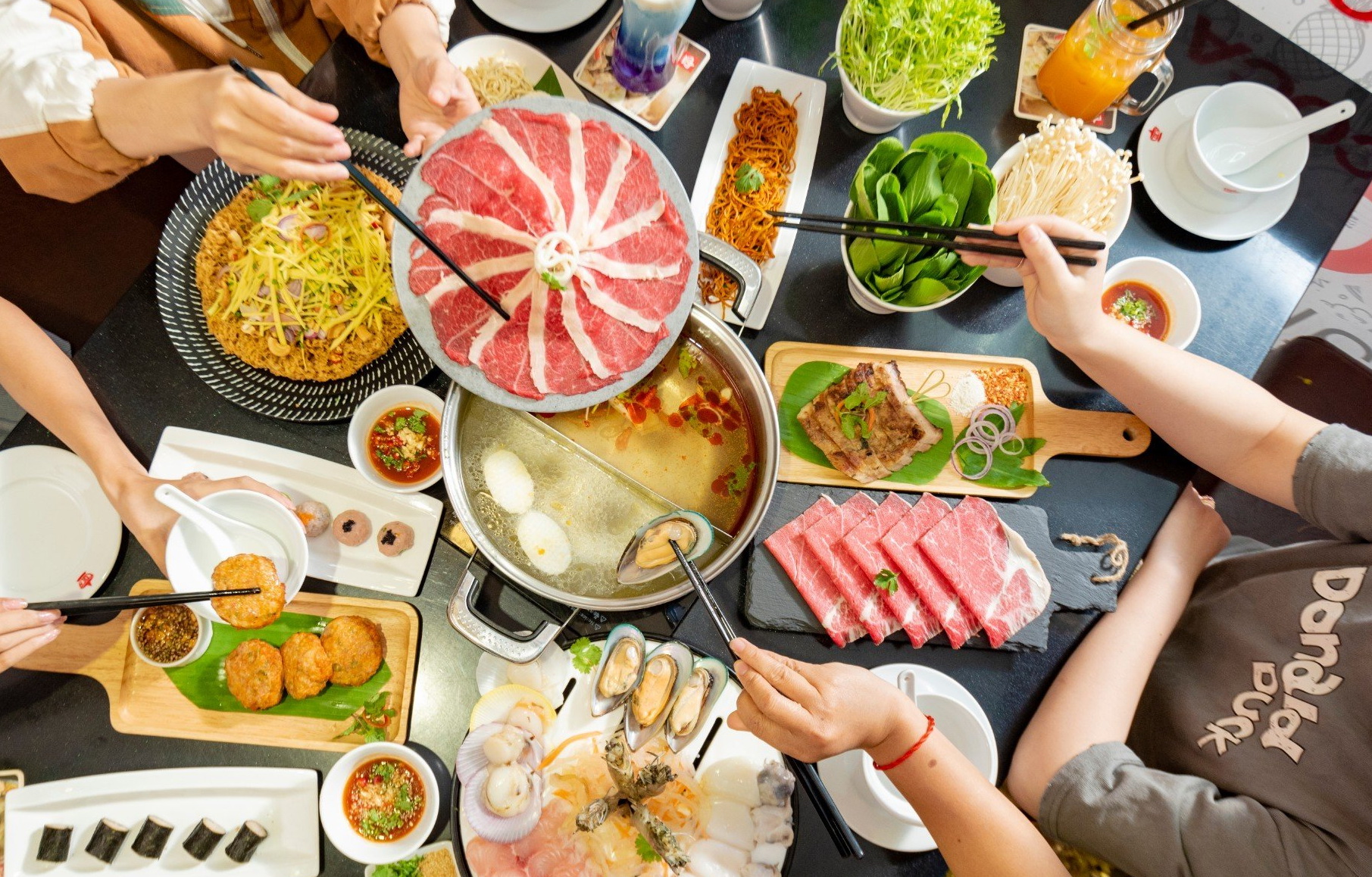 Mùa này ăn lẩu thì 'đỉnh của chóp' đấy, nhưng nếu phạm những sai lầm sau bạn đã 'rước' bệnh vào người - Ảnh 1 Mùa này ăn lẩu thì 'đỉnh của chóp' đấy, nhưng nếu phạm những sai lầm sau bạn đã 'rước' bệnh vào người - Ảnh 1
