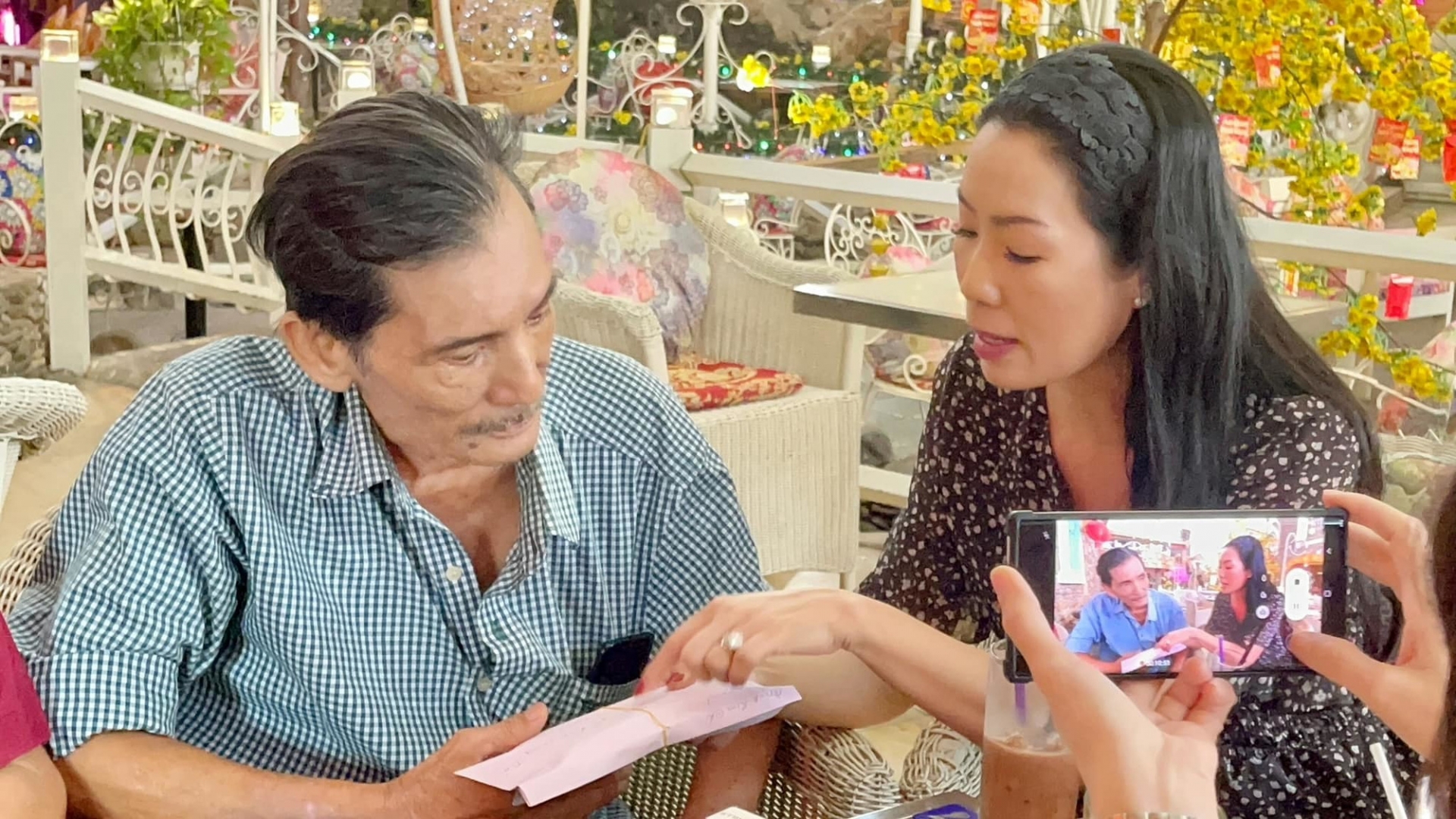 Trịnh Kim Chi mới trao số tiền lớn nhưng giờ đây NS Thương Tín lại rơi vào cảnh 'không xu dính túi' Trịnh Kim Chi mới trao số tiền lớn nhưng giờ đây NS Thương Tín lại rơi vào cảnh 'không xu dính túi'