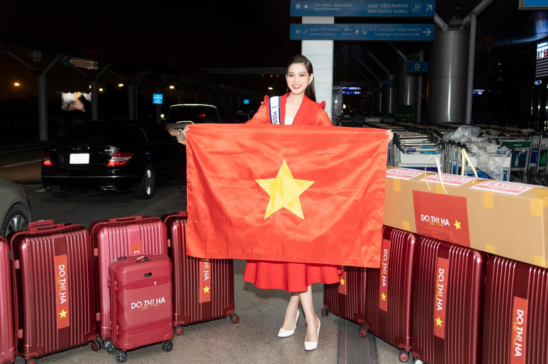 Đỗ Thị Hà mang theo gần 10 chiếc vali 200 kg để tham dự Miss World 2021