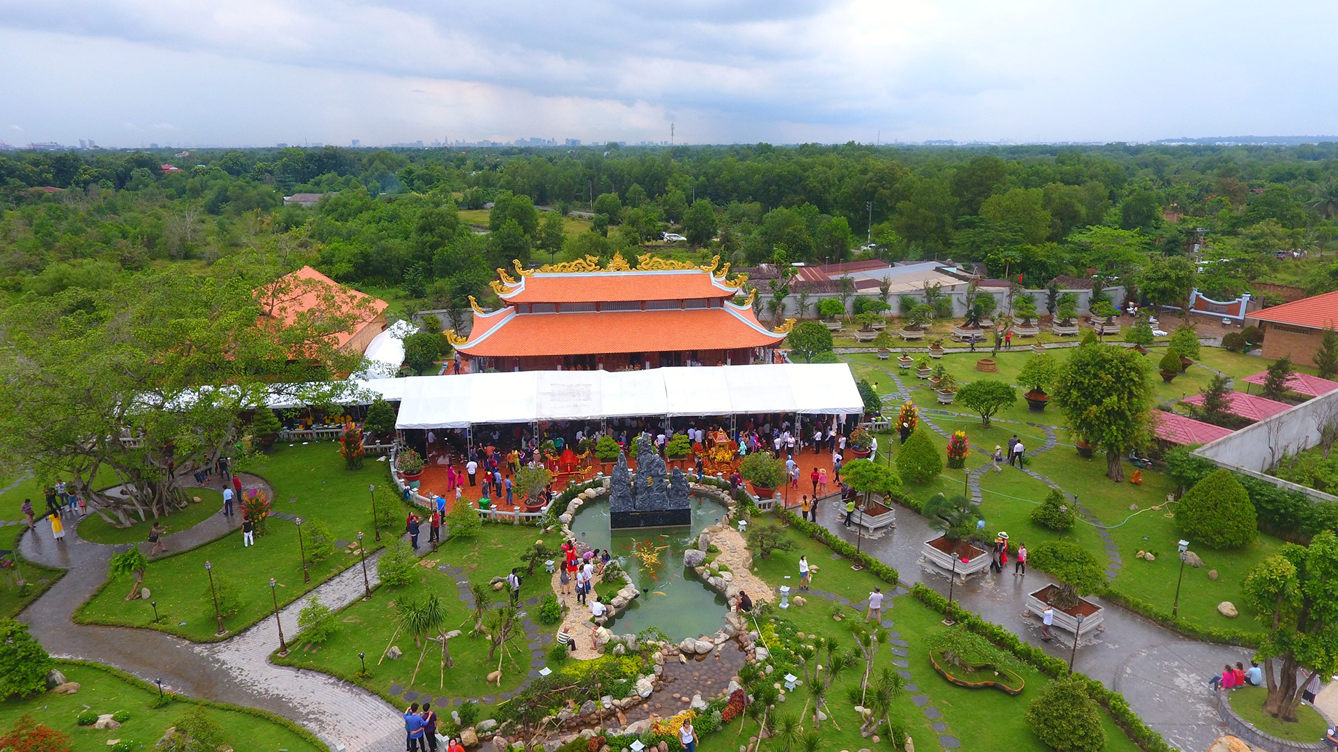 Sáng tỏ hình ảnh 'siêu' biệt thự 'chim bay mỏi cánh' của NS Hoài Linh tại Mỹ gây chấn động MXH 1 Sáng tỏ hình ảnh 'siêu' biệt thự 'chim bay mỏi cánh' của NS Hoài Linh tại Mỹ gây chấn động MXH 1