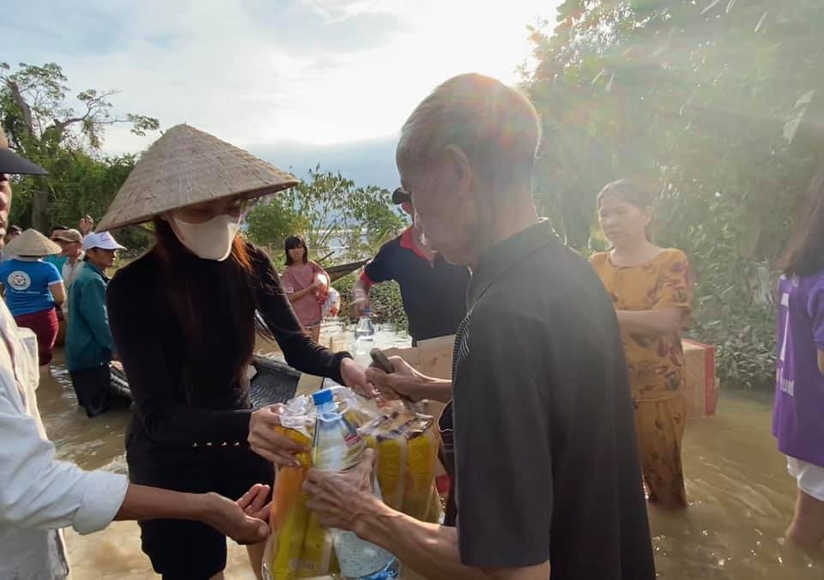 Vụ cứu trợ miền Trung của Thủy Tiên có thêm tình tiết mới 2 Vụ cứu trợ miền Trung của Thủy Tiên có thêm tình tiết mới 2