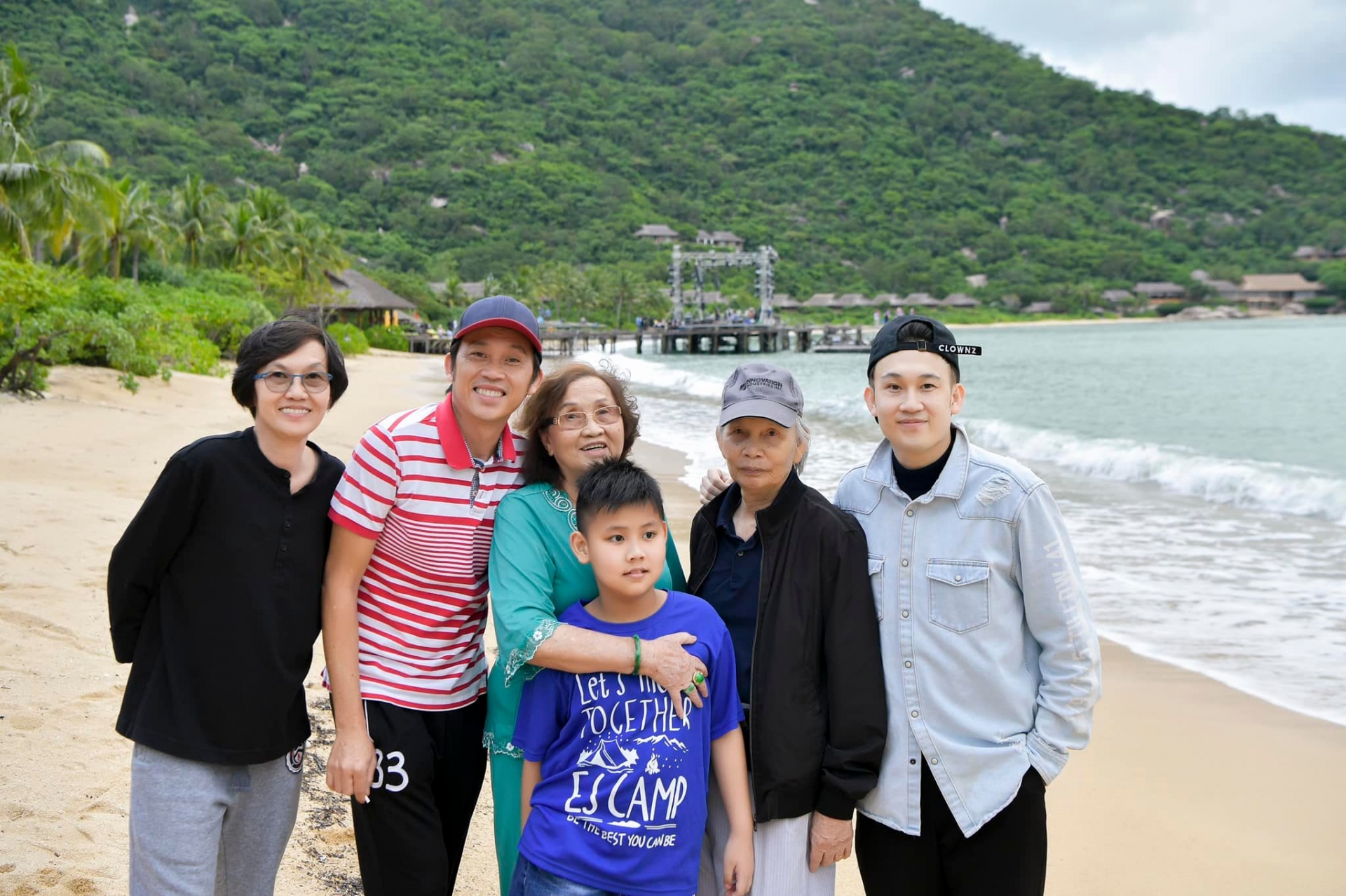 Dương Triệu Vũ đã chia sẻ loạt ảnh gia đình quây quần đông đủ nhân dịp kỷ niệm 1 năm liveshow Dạ Nguyệt