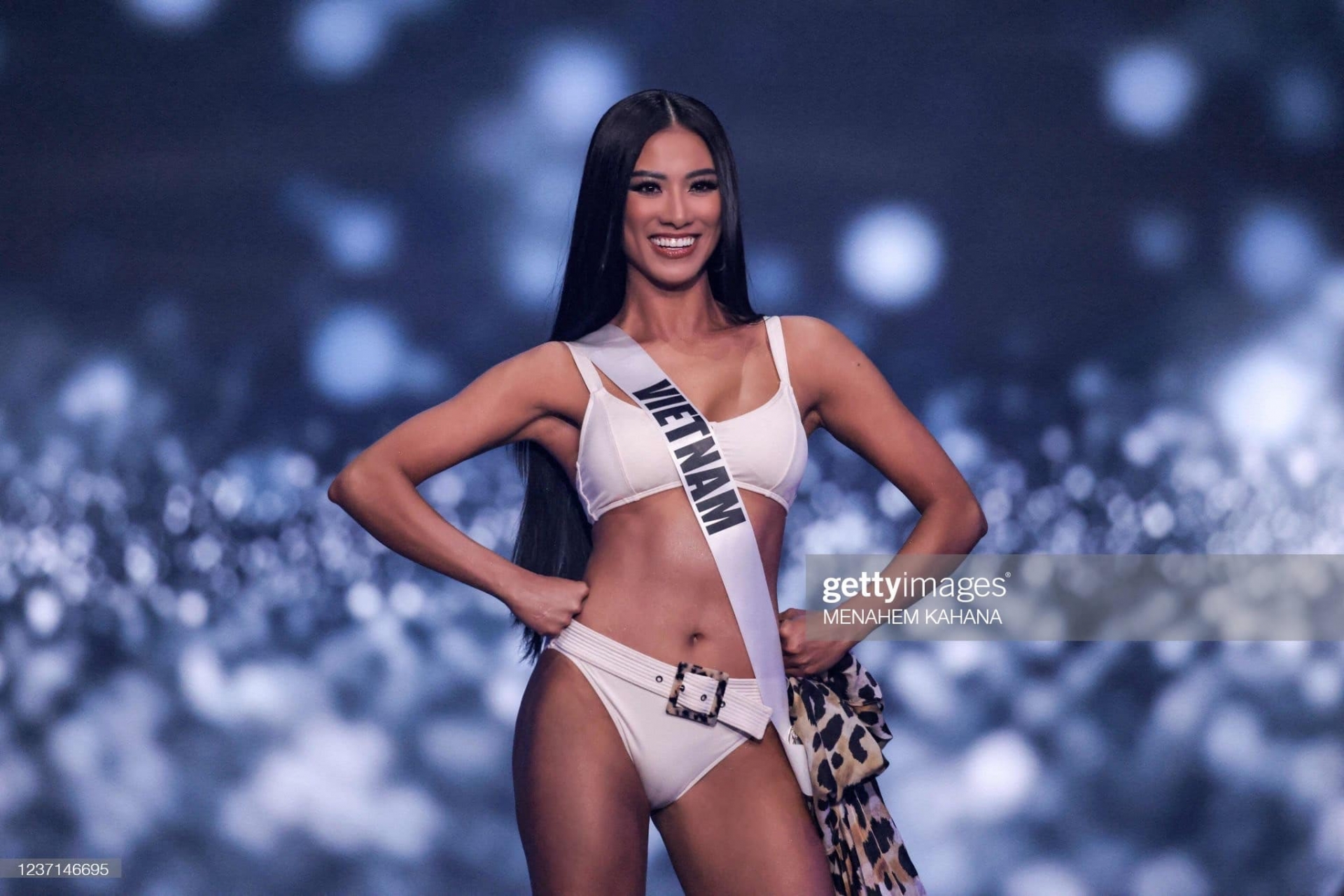 Xem pha 'càn quét' của Kim Duyên tại bán kết Miss Universe, thánh soi phát hiện 1001 điểm 'hơi sai sai', liệu BGK có đánh 'âm’ điểm? - Ảnh 4 Xem pha 'càn quét' của Kim Duyên tại bán kết Miss Universe, thánh soi phát hiện 1001 điểm 'hơi sai sai', liệu BGK có đánh 'âm’ điểm? - Ảnh 4