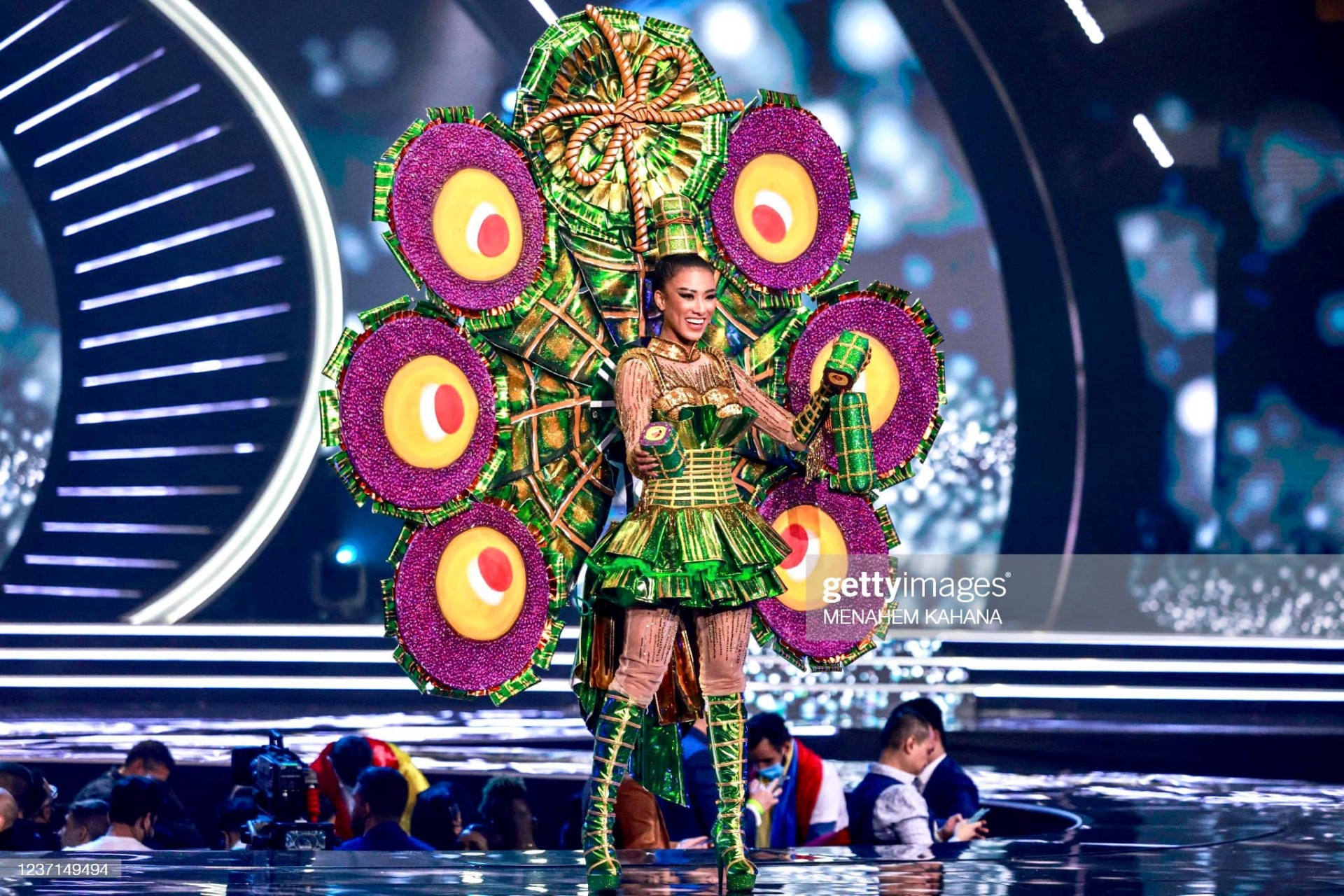 Xem pha 'càn quét' của Kim Duyên tại bán kết Miss Universe, thánh soi phát hiện 1001 điểm 'hơi sai sai', liệu BGK có đánh 'âm’ điểm? - Ảnh 3 Xem pha 'càn quét' của Kim Duyên tại bán kết Miss Universe, thánh soi phát hiện 1001 điểm 'hơi sai sai', liệu BGK có đánh 'âm’ điểm? - Ảnh 3
