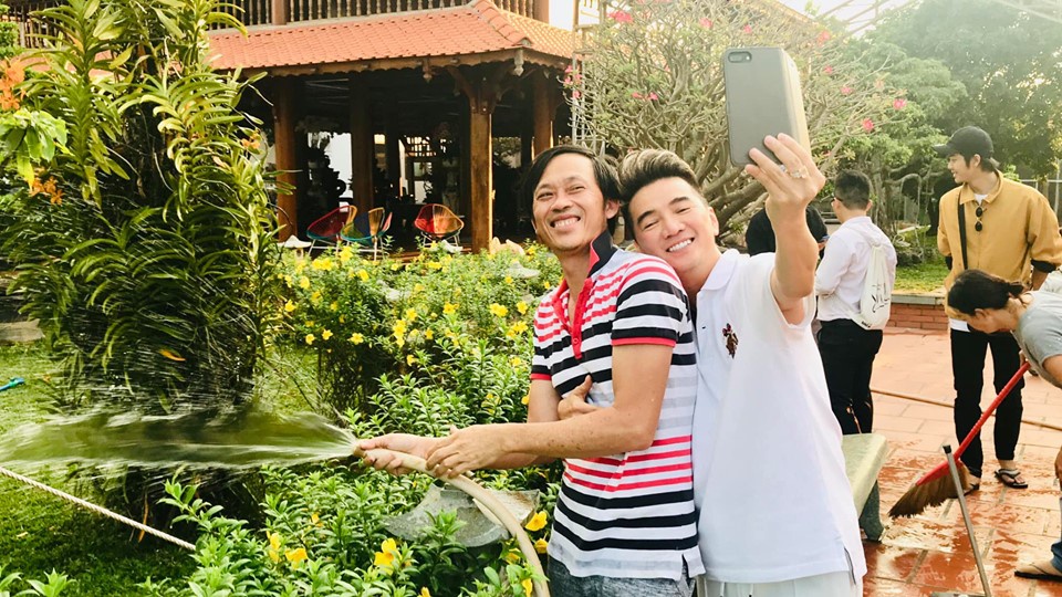 Không chỉ góp công sức cho sự nổi tiếng của Đàm Vĩnh Hưng, Hoài Linh còn nhận nam ca sĩ là con nuôi