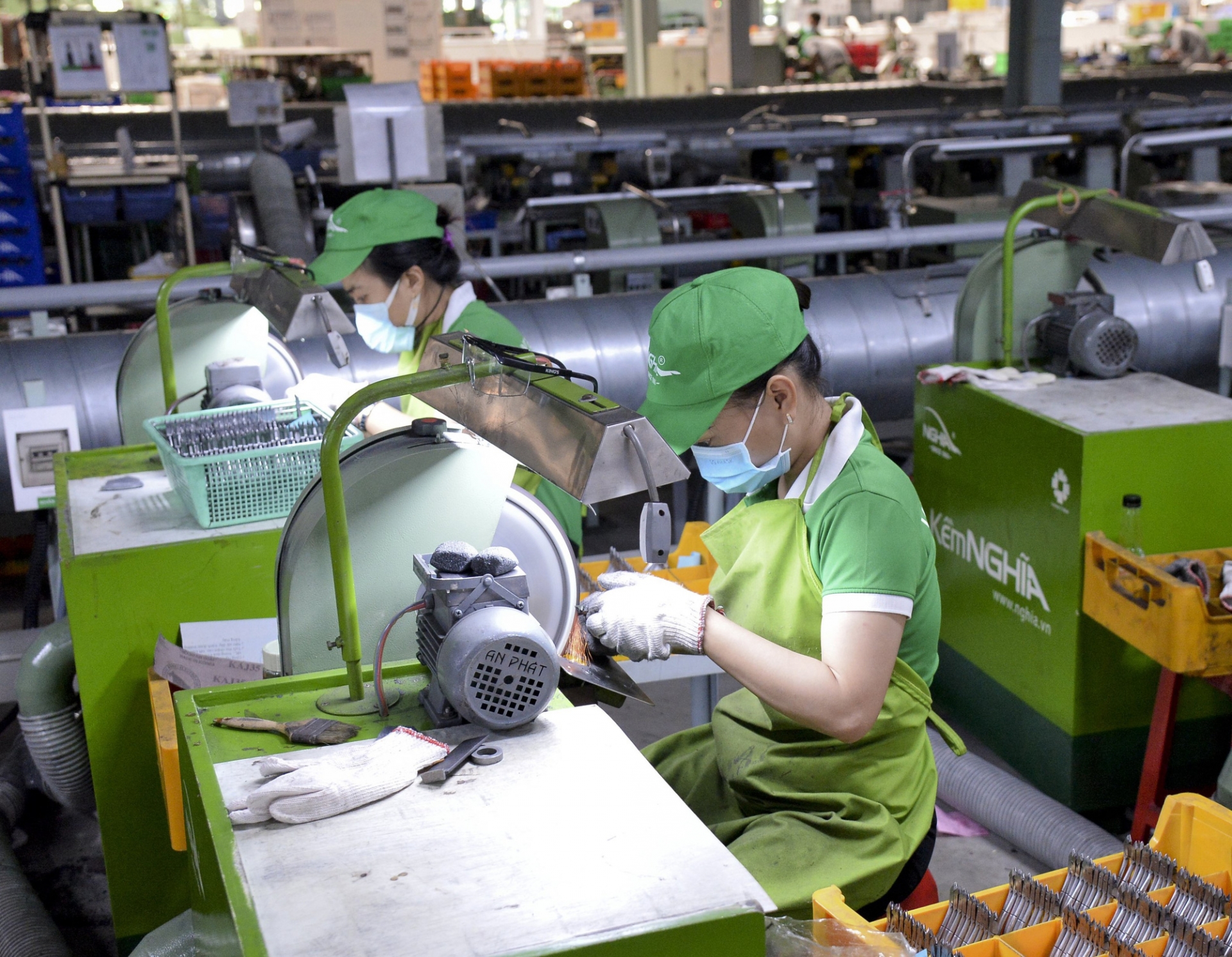 Chính sách chăm lo tốt của doanh nghiệp giúp người lao động an tâm trở lại làm việc. Ảnh minh họa: Báo NLD