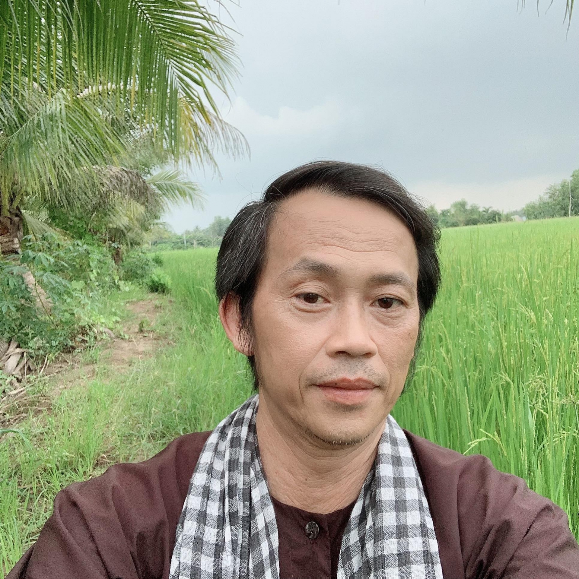 Cả showbiz gửi gắm tình cảm nhưng động thái của Hoài Linh lại khiến nhiều người 'giật mình', fan lo lắng vì khác xa Trấn Thành - Thủy Tiên 3 Cả showbiz gửi gắm tình cảm nhưng động thái của Hoài Linh lại khiến nhiều người 'giật mình', fan lo lắng vì khác xa Trấn Thành - Thủy Tiên 3