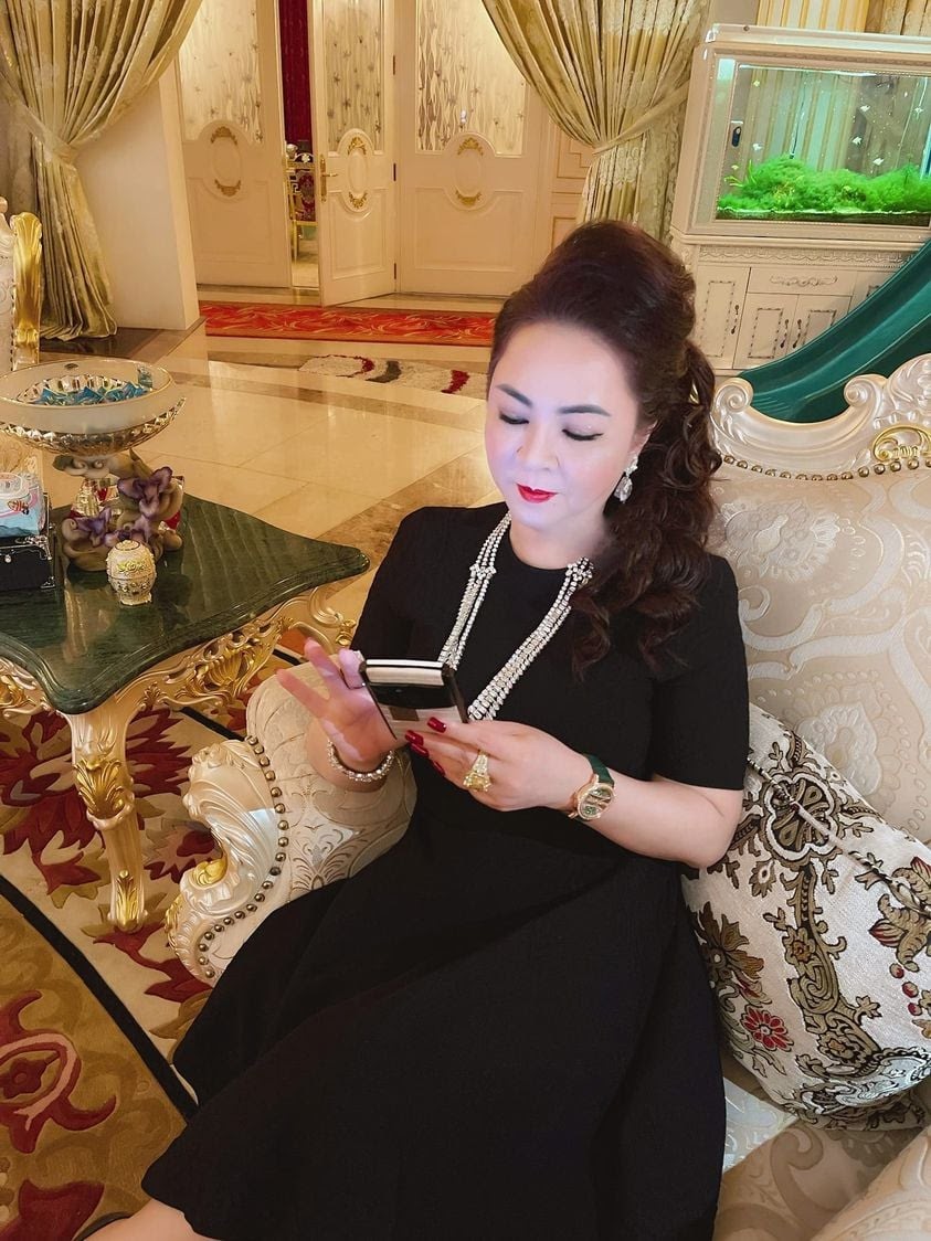 MXH 'lũng loạn' trước khoảnh khắc trăm năm có một của bà Phương Hằng thuở đôi mươi, thế nào mà được tán dương 'thần tiên tỉ tỉ'? 5 MXH 'lũng loạn' trước khoảnh khắc trăm năm có một của bà Phương Hằng thuở đôi mươi, thế nào mà được tán dương 'thần tiên tỉ tỉ'? 5