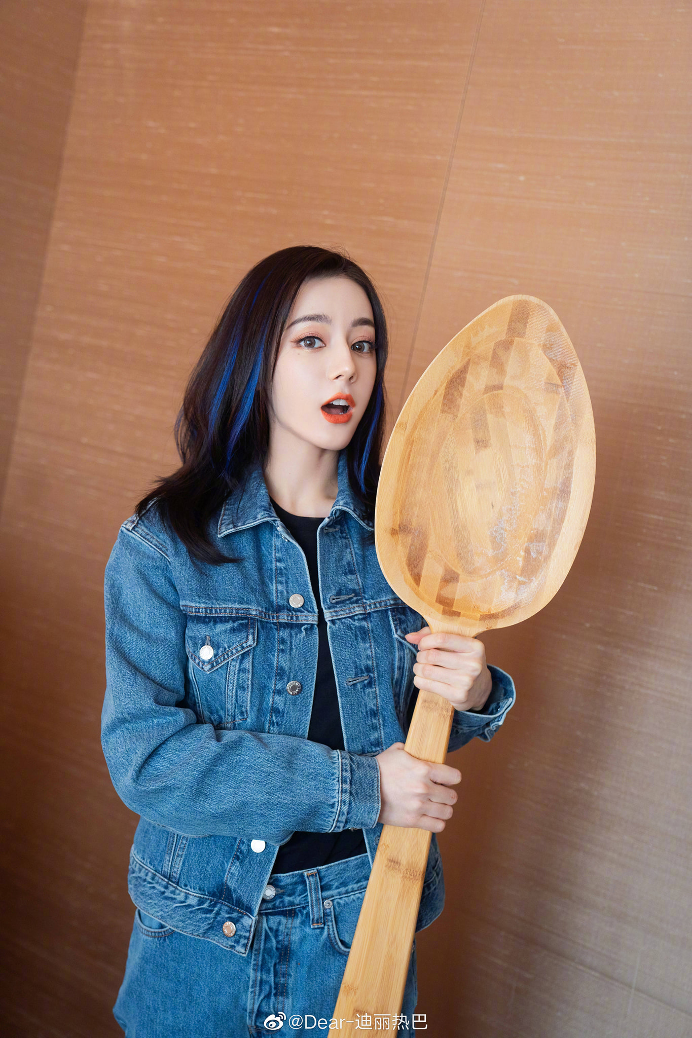 Địch Lệ Nhiệt Ba cập nhật Weibo, visual tóc xanh khiến fan la hét vì vừa nữ tính vừa hư hỏng