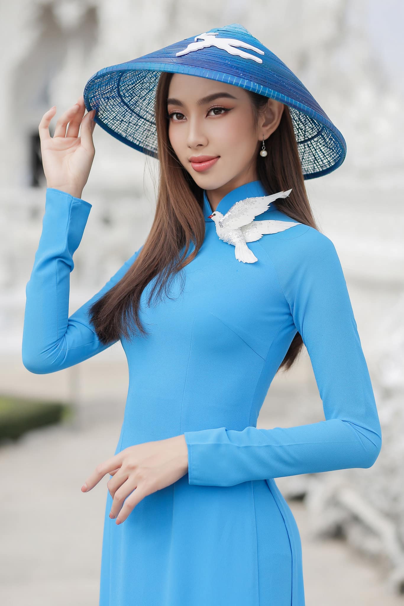 Sau thời gian dài diện trang phục Thái Lan, Thùy Tiên không giấu nổi niềm tự hào khi khoác lên mình tà áo dài Việt Nam