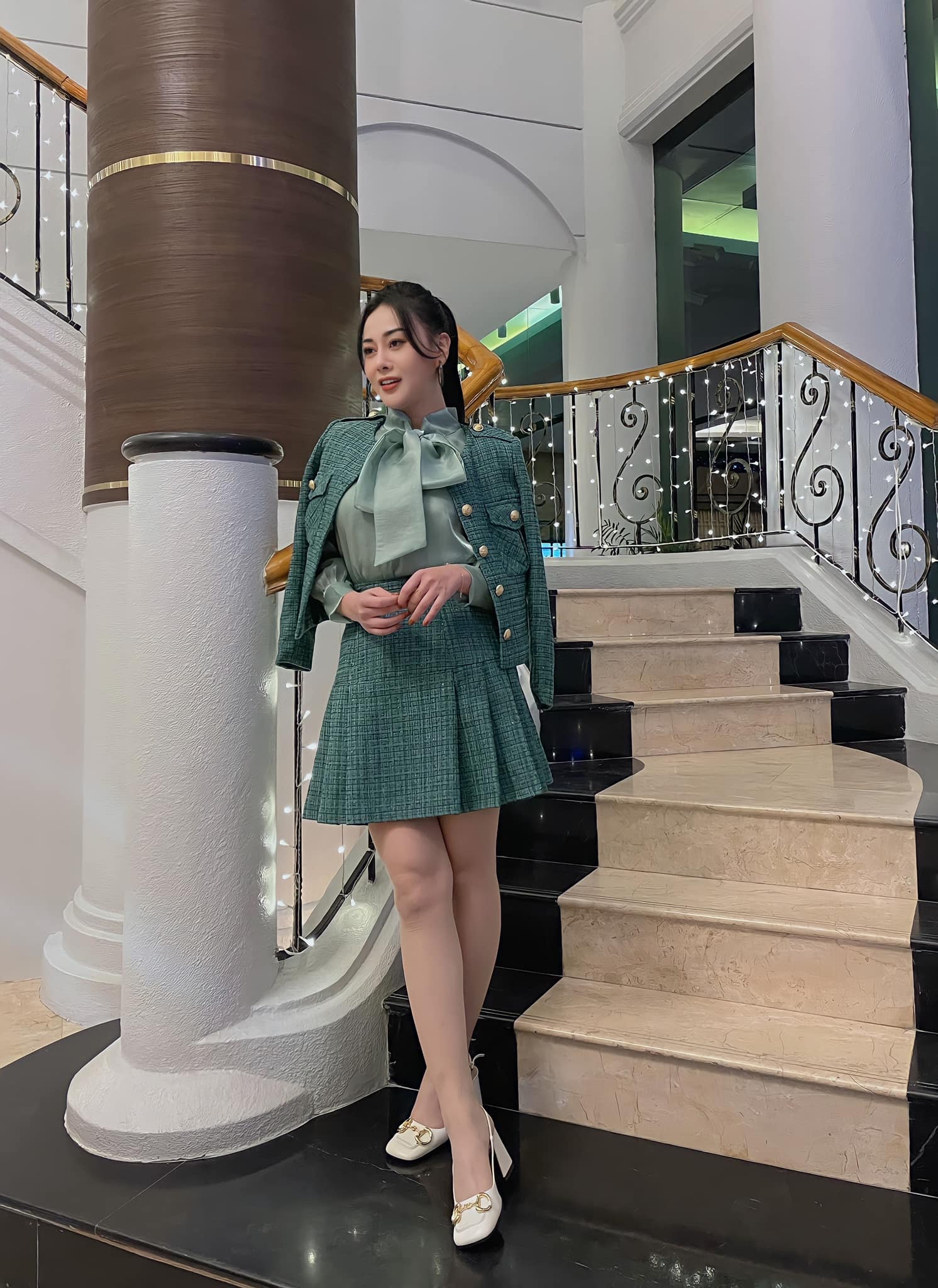 Không còn những thiết kế kiệm vải, lần này nữ diễn viên trẻ hóa thân thành quý cô nước Pháp thanh lịch và phóng khoáng Không còn những thiết kế kiệm vải, lần này nữ diễn viên trẻ hóa thân thành quý cô nước Pháp thanh lịch và phóng khoáng