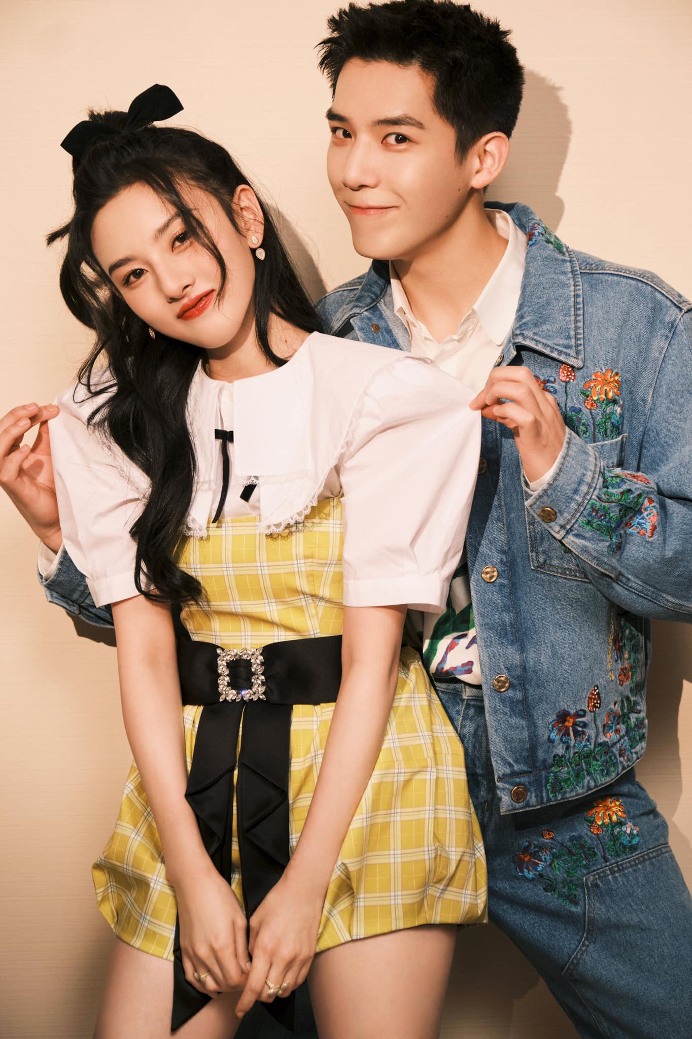 Phúc lợi của Vương An Vũ và Tống Tổ Nhi. Khán giả còn soi được khoảnh khắc sau khi màn biểu diễn kết thúc, cả hai đi vào sau cánh gà thì bất chợt nắm lấy tay nhau đi. Sau đó còn ôm nhau vào khoảnh khắc đếm ngược mừng năm mới của chương trình