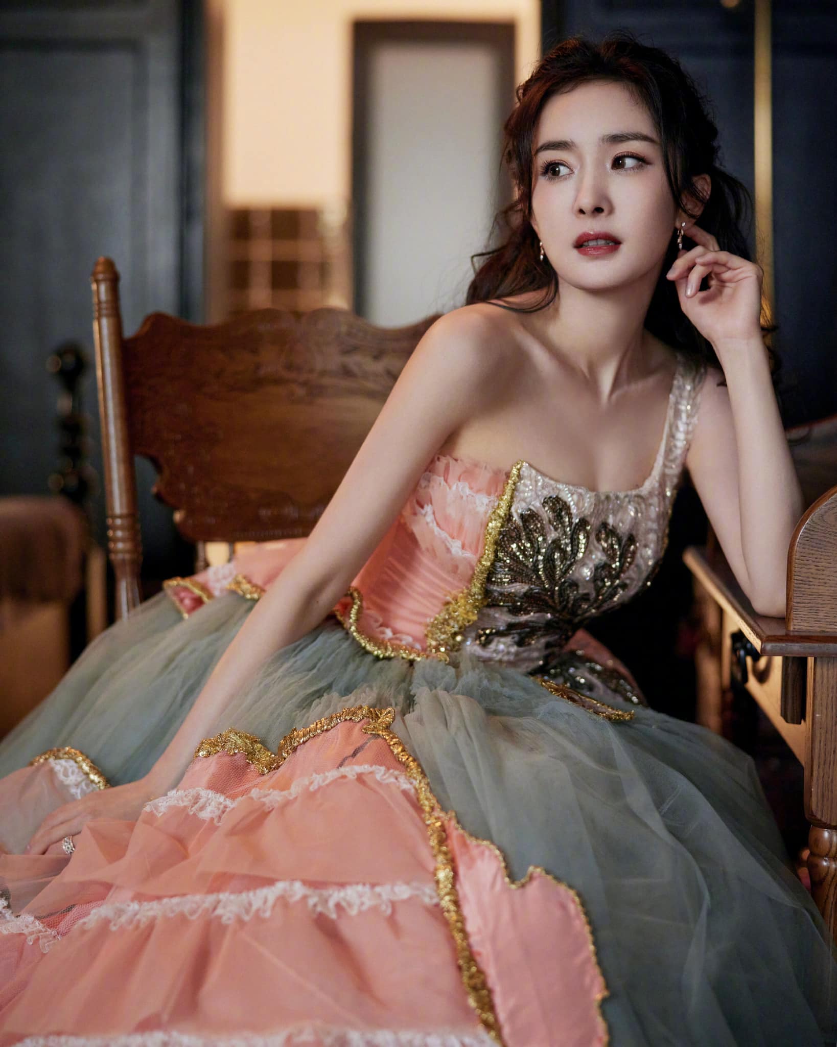 Dương Mịch cùng Châu Bút Sướng đã song ca bài hát May Mắn Bé Nhỏ. Trong lúc biểu diễn, Dương Mịch tiện thể đá lông nheo, hôn gió với Châu Bút Sướng