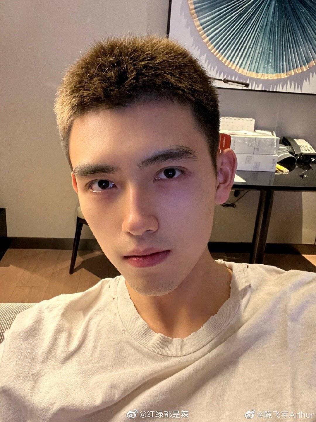 Tin nóng Cbiz ngày 1/1: Loạt phúc lợi chấn động năm mới, Dương Mịch hôn 'bạn trai', Lộ Tư - Tiêu Chiến đại hỷ, Nhất Bác hội ngộ - Ảnh 3