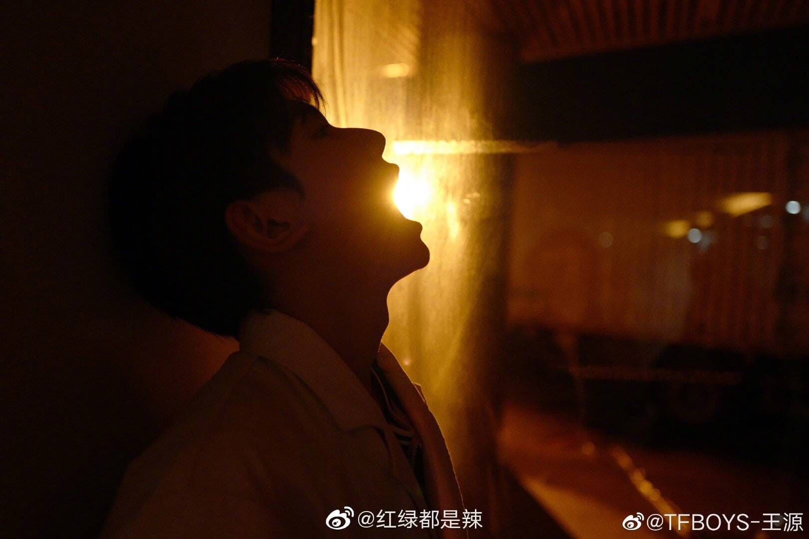 Tin nóng Cbiz ngày 1/1: Loạt phúc lợi chấn động năm mới, Dương Mịch hôn 'bạn trai', Lộ Tư - Tiêu Chiến đại hỷ, Nhất Bác hội ngộ - Ảnh 4