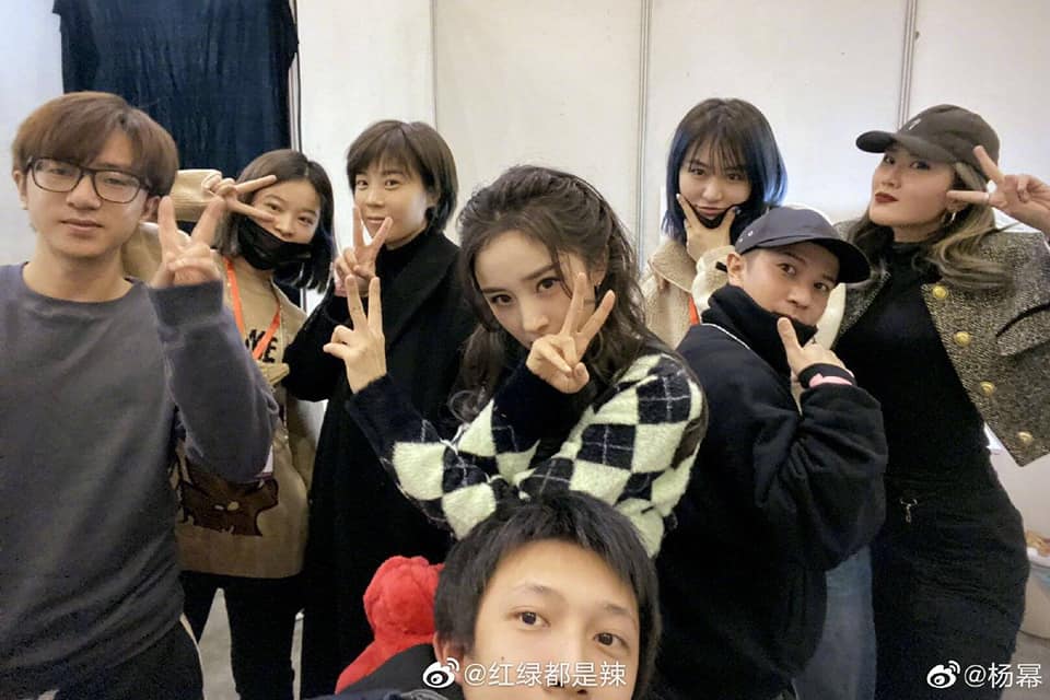 Tin nóng Cbiz ngày 1/1: Loạt phúc lợi chấn động năm mới, Dương Mịch hôn 'bạn trai', Lộ Tư - Tiêu Chiến đại hỷ, Nhất Bác hội ngộ - Ảnh 1