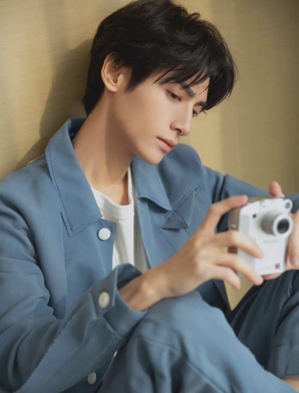 Mới đây, La Vân Hi đã đăng một video ngắn, chia sẻ với mọi người khoảnh khắc hát hò vui vẻ của mình lên Douyin. Vốn dĩ đây là một chiếc video đáng yêu với năng lượng tích cực đầu năm nhưng trạng thái lại nhận về gạch đá của Cnet, thậm chí là nhiều fan đã tấn công La Vân Hi vì quá gầy đồng thời cũng tỏ ra không hài lòng vì cuối video có sự xuất hiện của bạn diễn nữ. Nhận thấy tình hình, sau đó La Vân Hi đã xóa bài và đăng lên một video khác