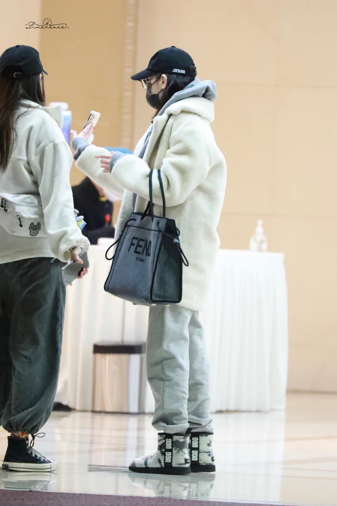 Hình ảnh Địch Lệ Nhiệt Ba tại sân bay gây sốt với visual cực thời thượng, trẻ trung